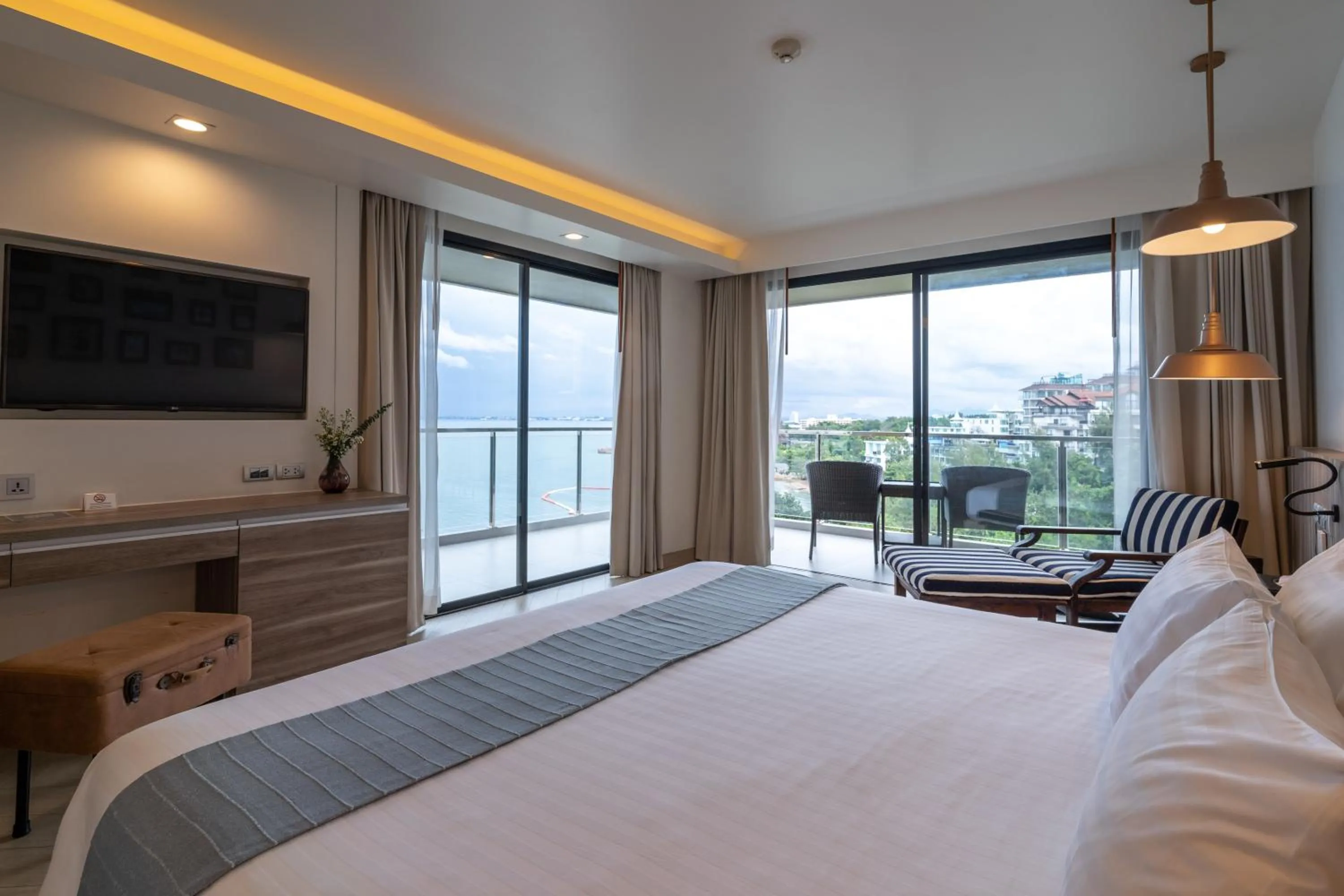 Bedroom, Bed in Golden Tulip Pattaya Beachfront Resort