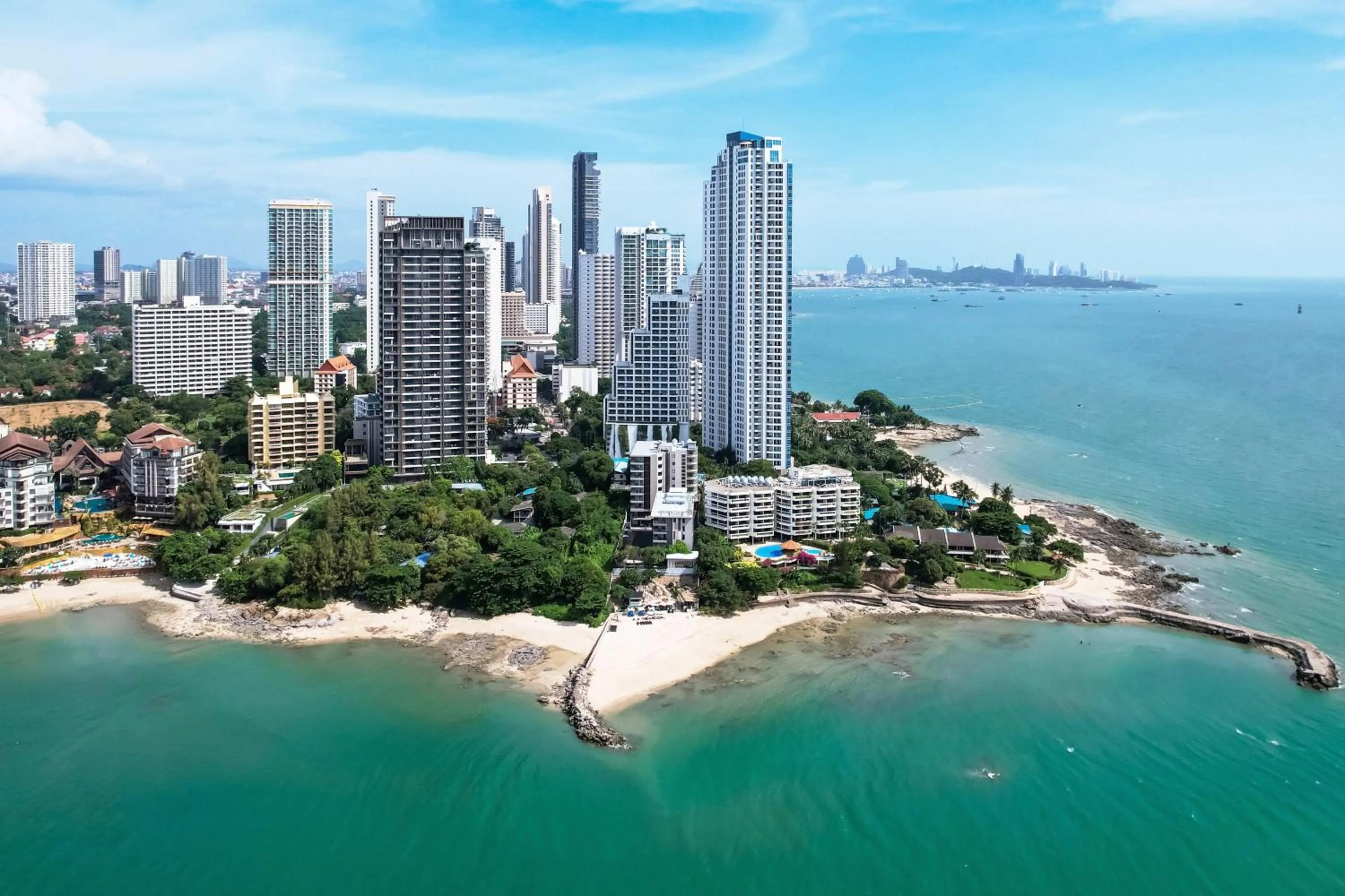 Beach in Golden Tulip Pattaya Beachfront Resort