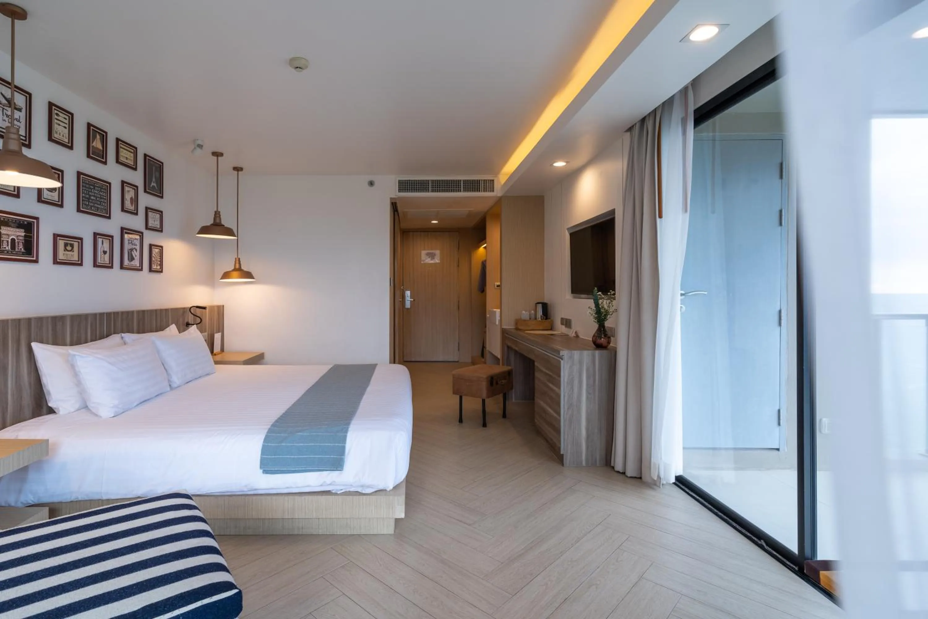 Bedroom, Bed in Golden Tulip Pattaya Beachfront Resort