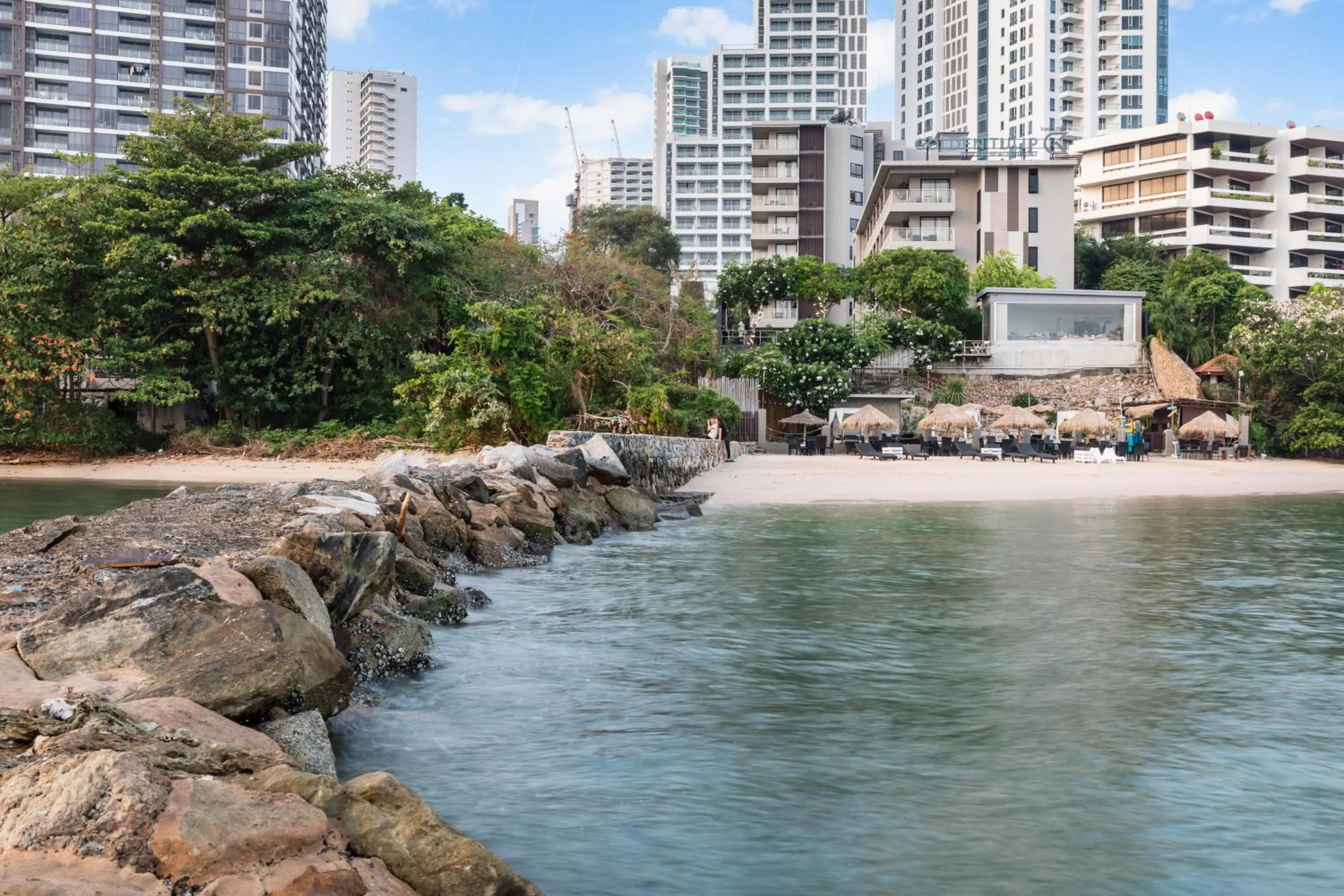 Property building in Golden Tulip Pattaya Beachfront Resort