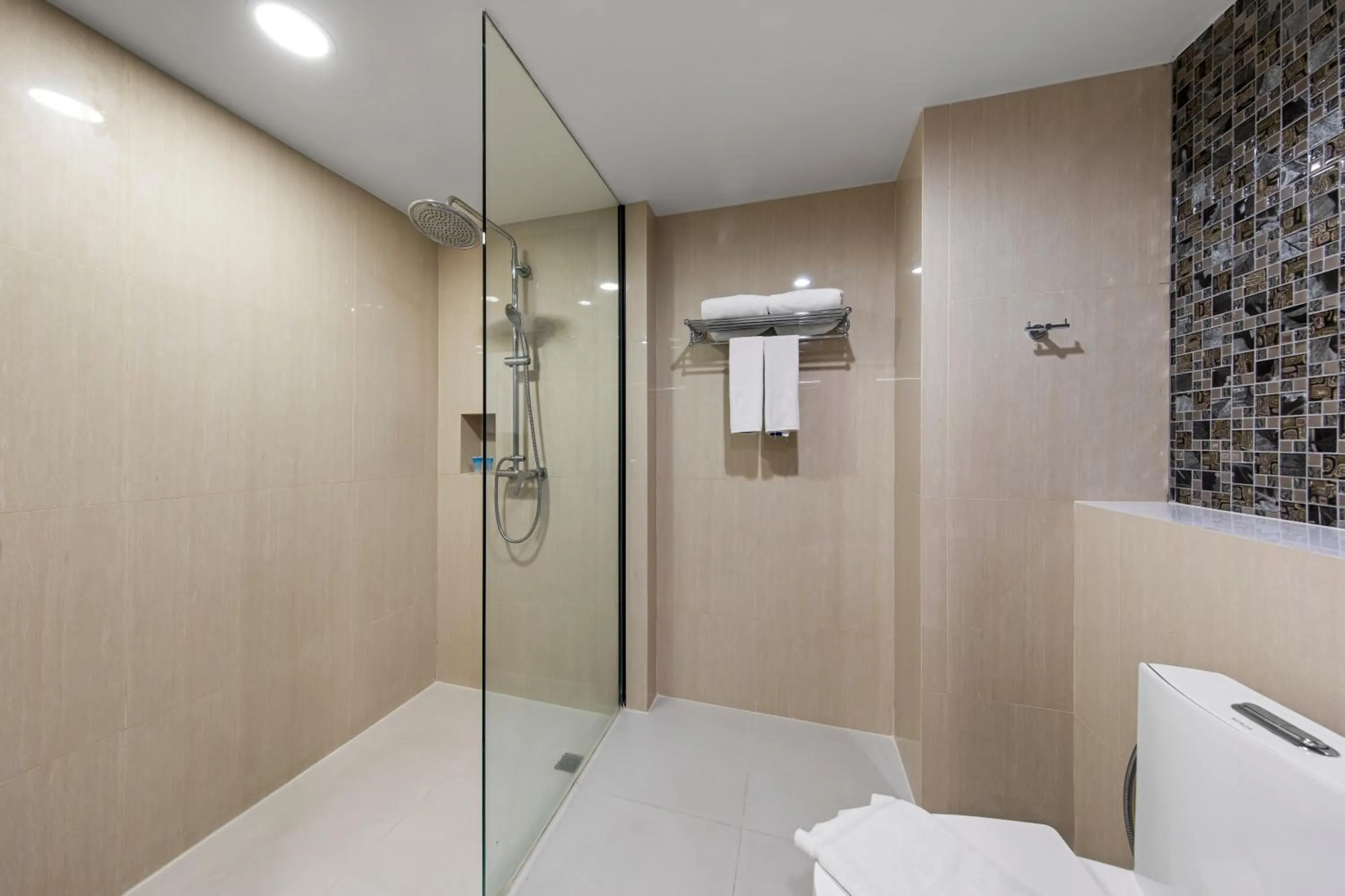 Bathroom in Golden Tulip Pattaya Beachfront Resort