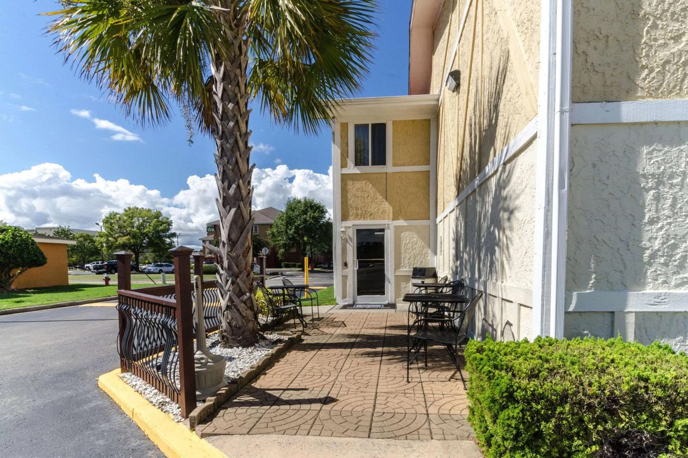 Property building in Rodeway Inn & Suites Jacksonville near Camp Lejeune