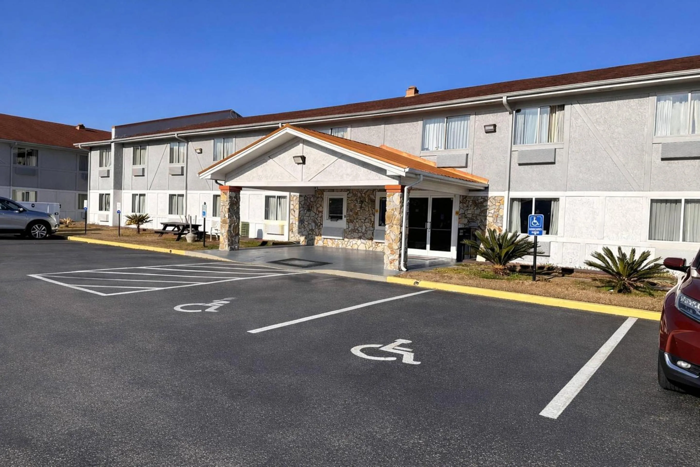 Property building in Rodeway Inn & Suites Jacksonville near Camp Lejeune