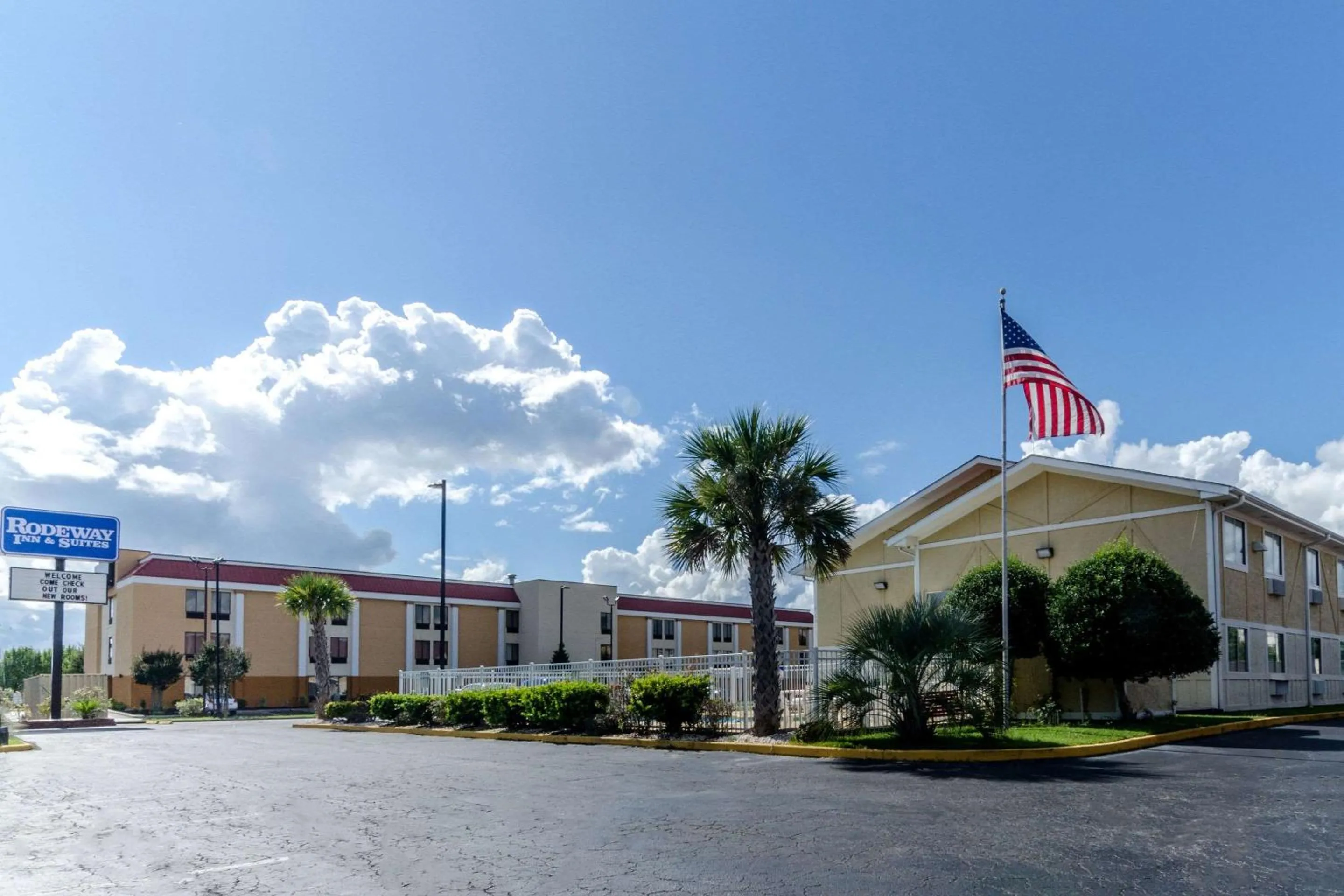 Property building in Rodeway Inn & Suites Jacksonville near Camp Lejeune