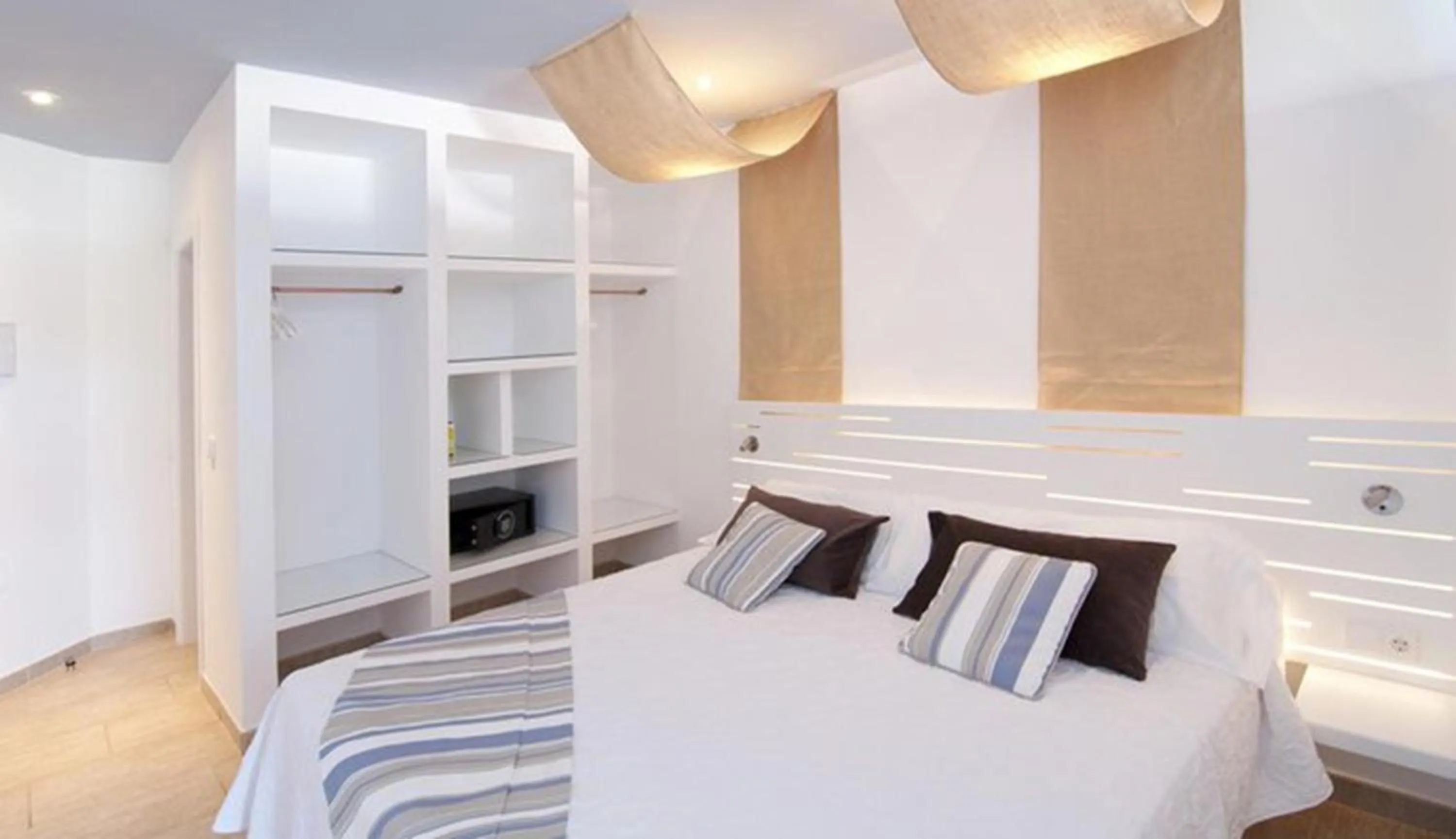 Property building, Bed in Apartamentos Castaví