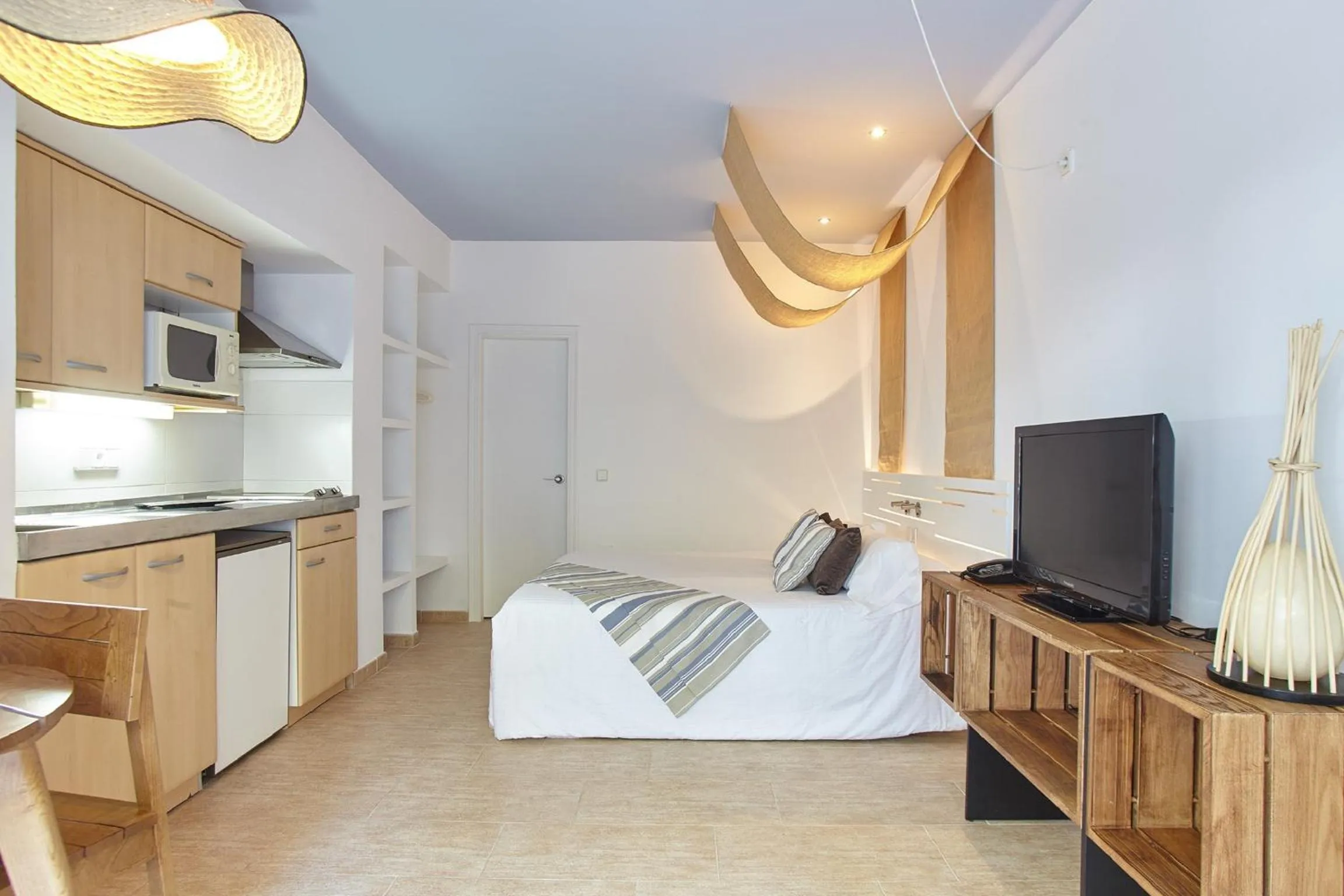 Property building, Bed in Apartamentos Castaví