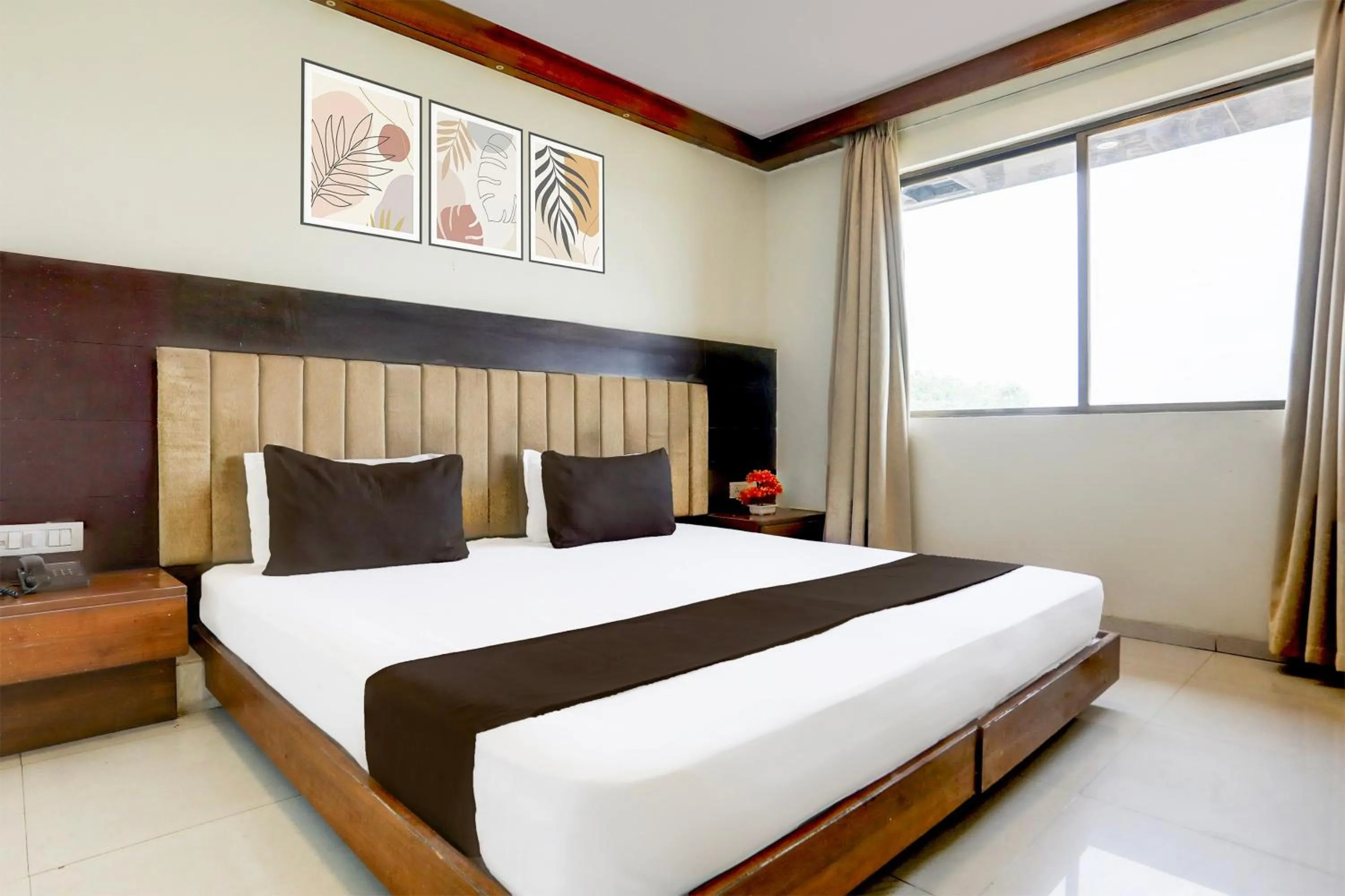 Bedroom, Bed in Super Townhouse Prahladnagar