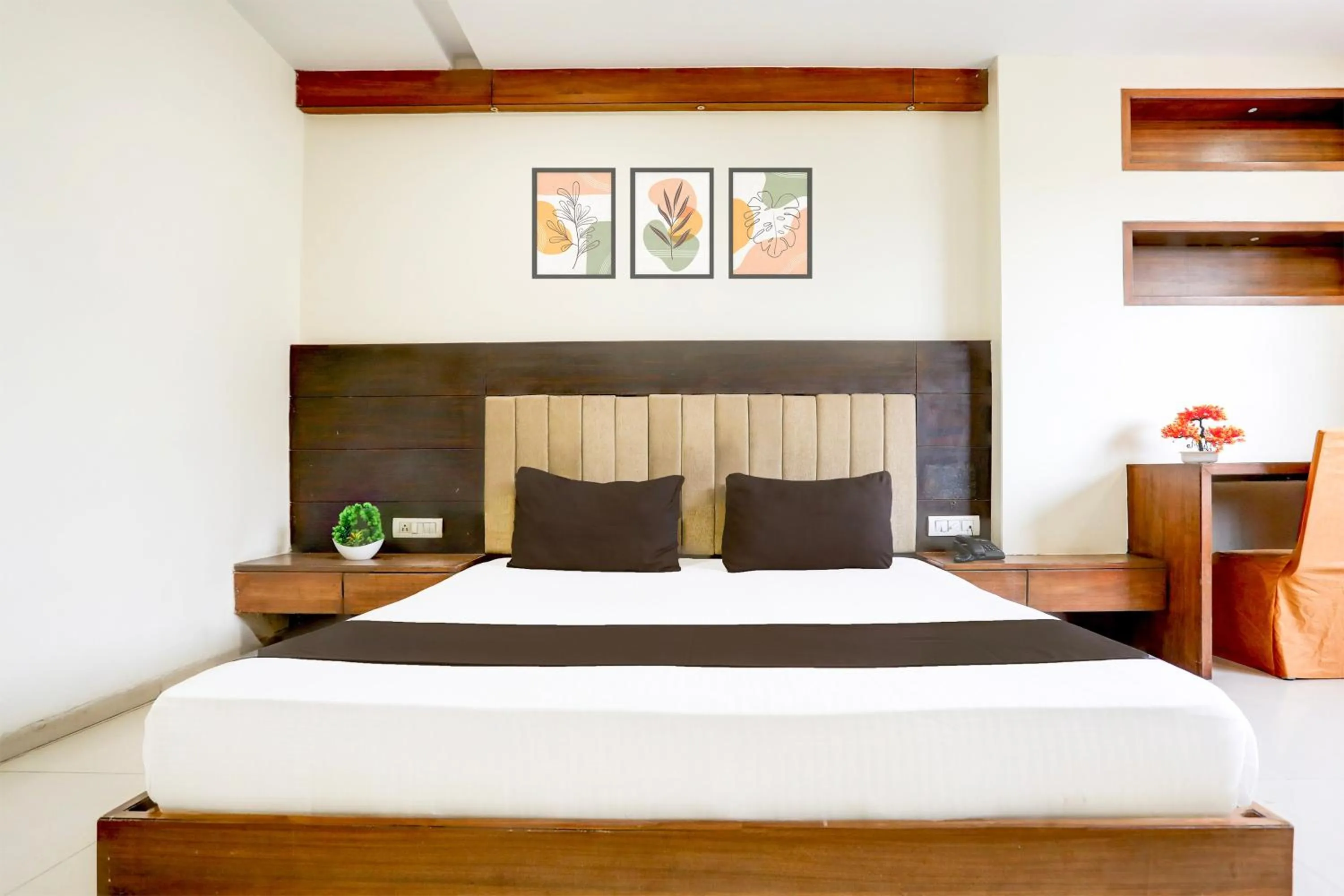 Bedroom, Bed in Super Townhouse Prahladnagar