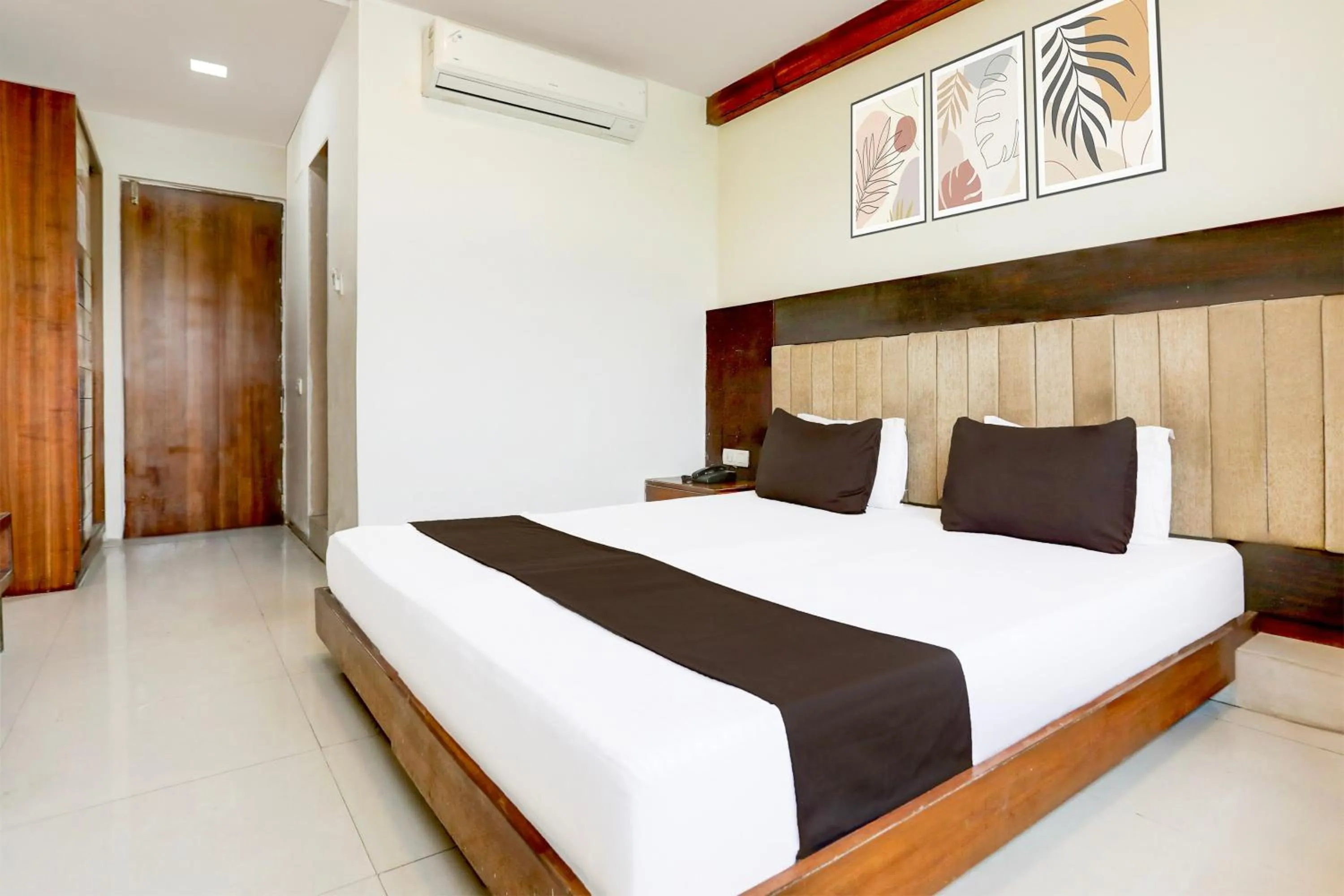 Bedroom, Bed in Super Townhouse Prahladnagar