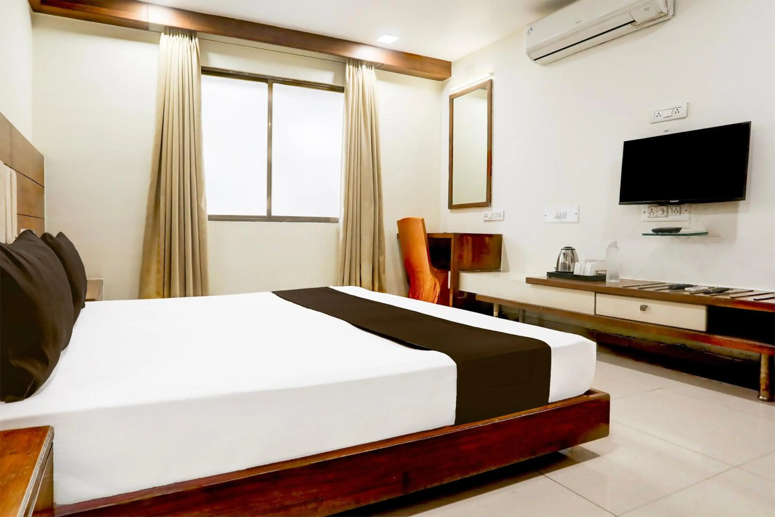 Bedroom, Bed in Super Townhouse Prahladnagar