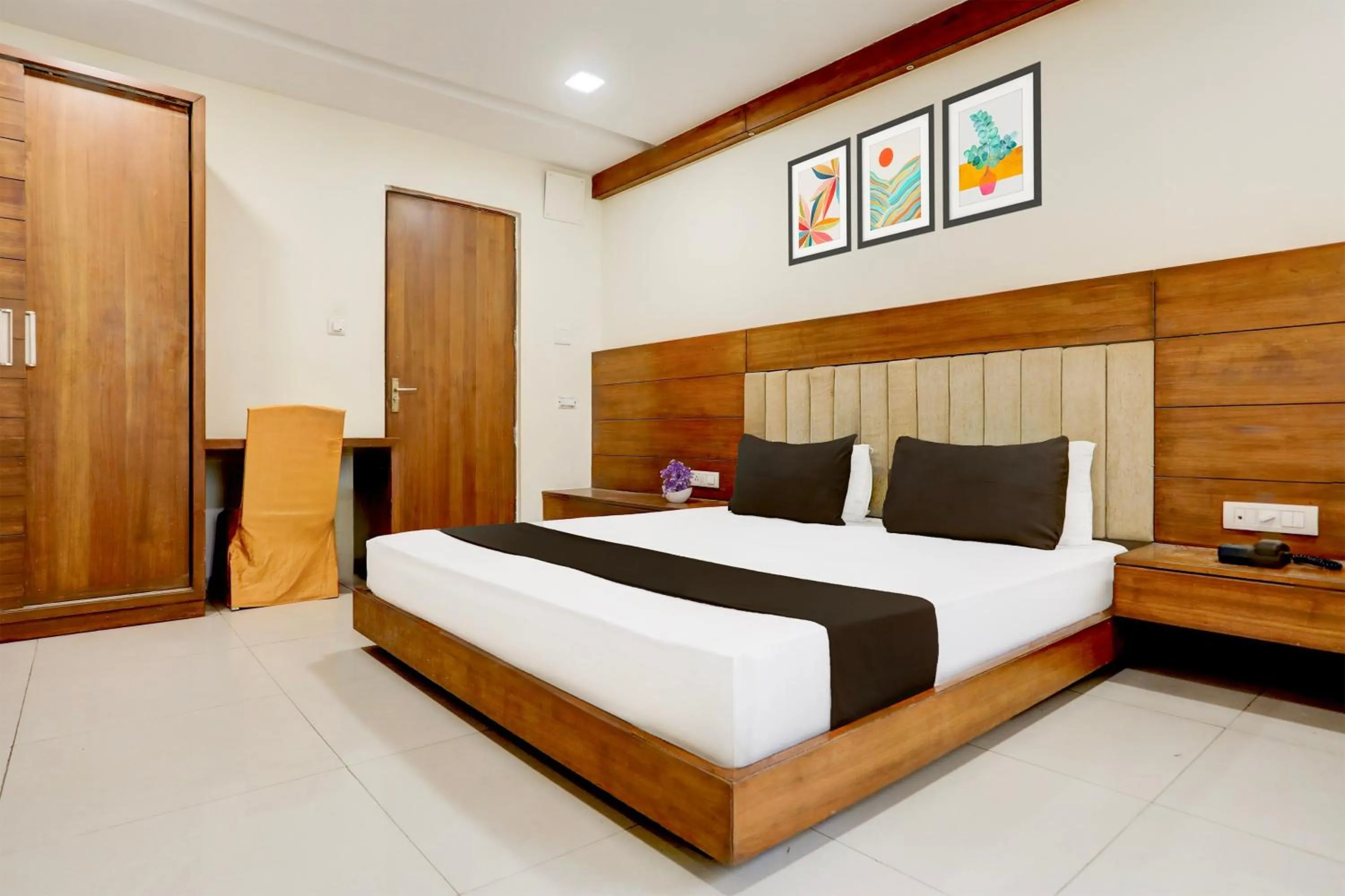 Bedroom, Bed in Super Townhouse Prahladnagar
