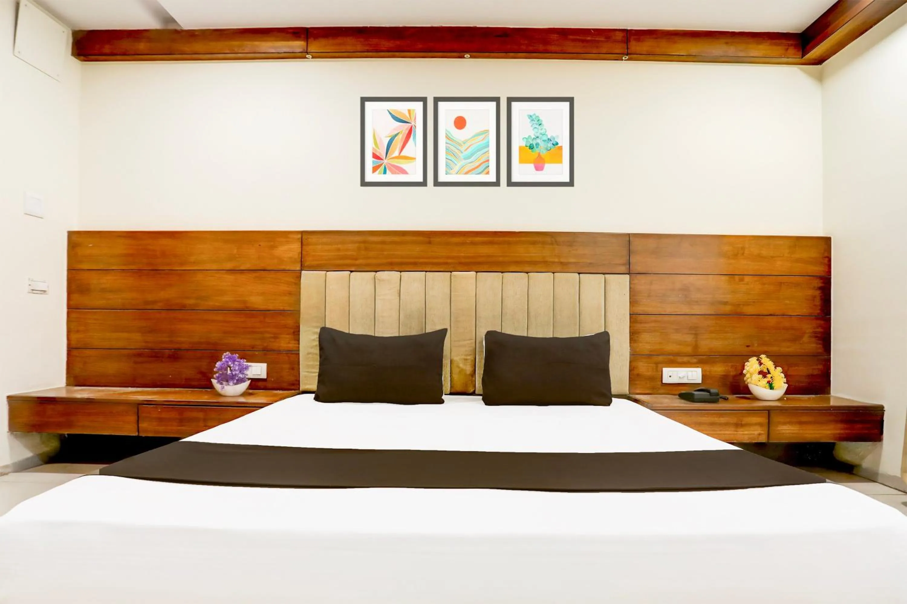 Bedroom, Bed in Super Townhouse Prahladnagar