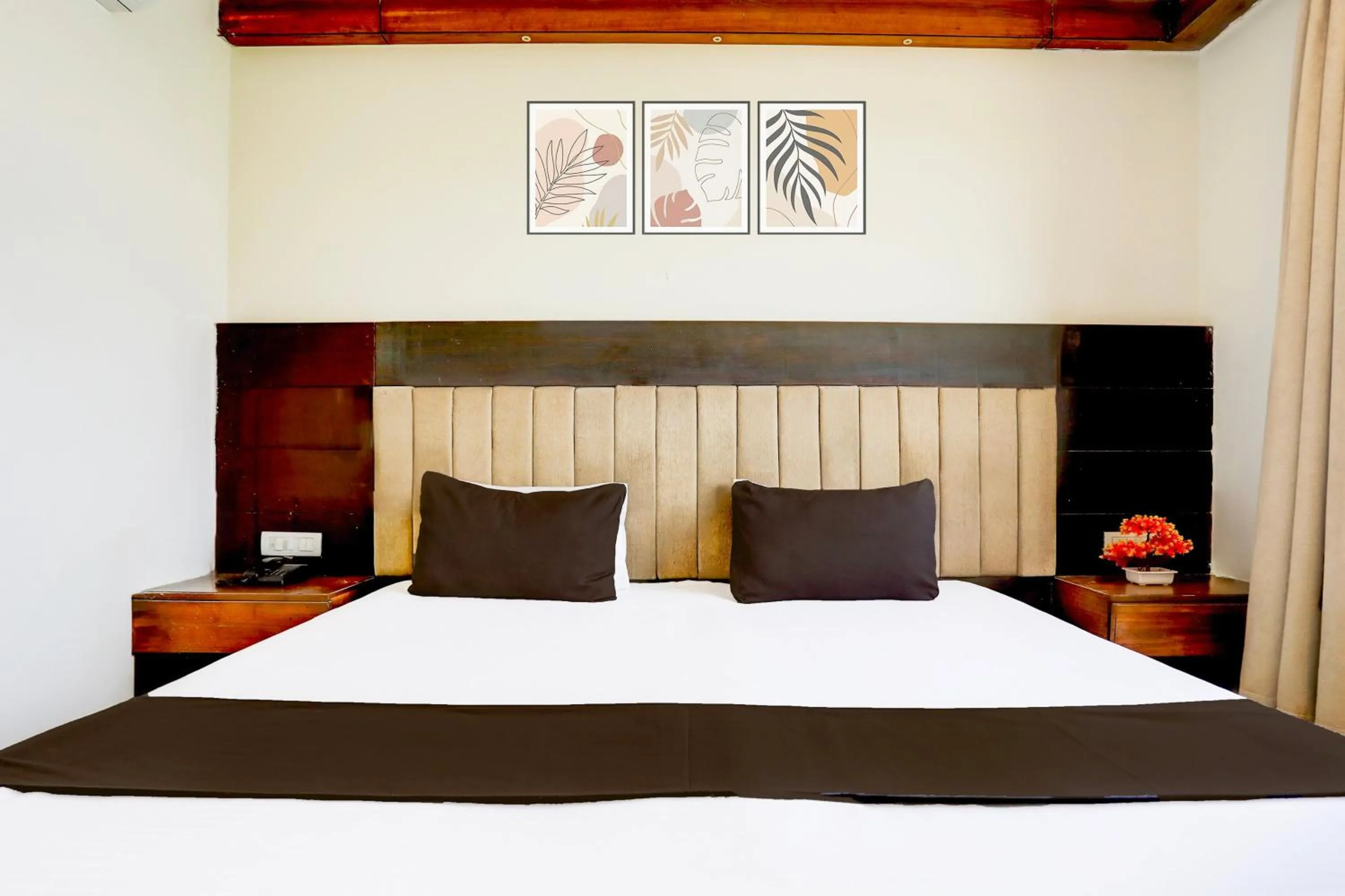 Bedroom, Bed in Super Townhouse Prahladnagar