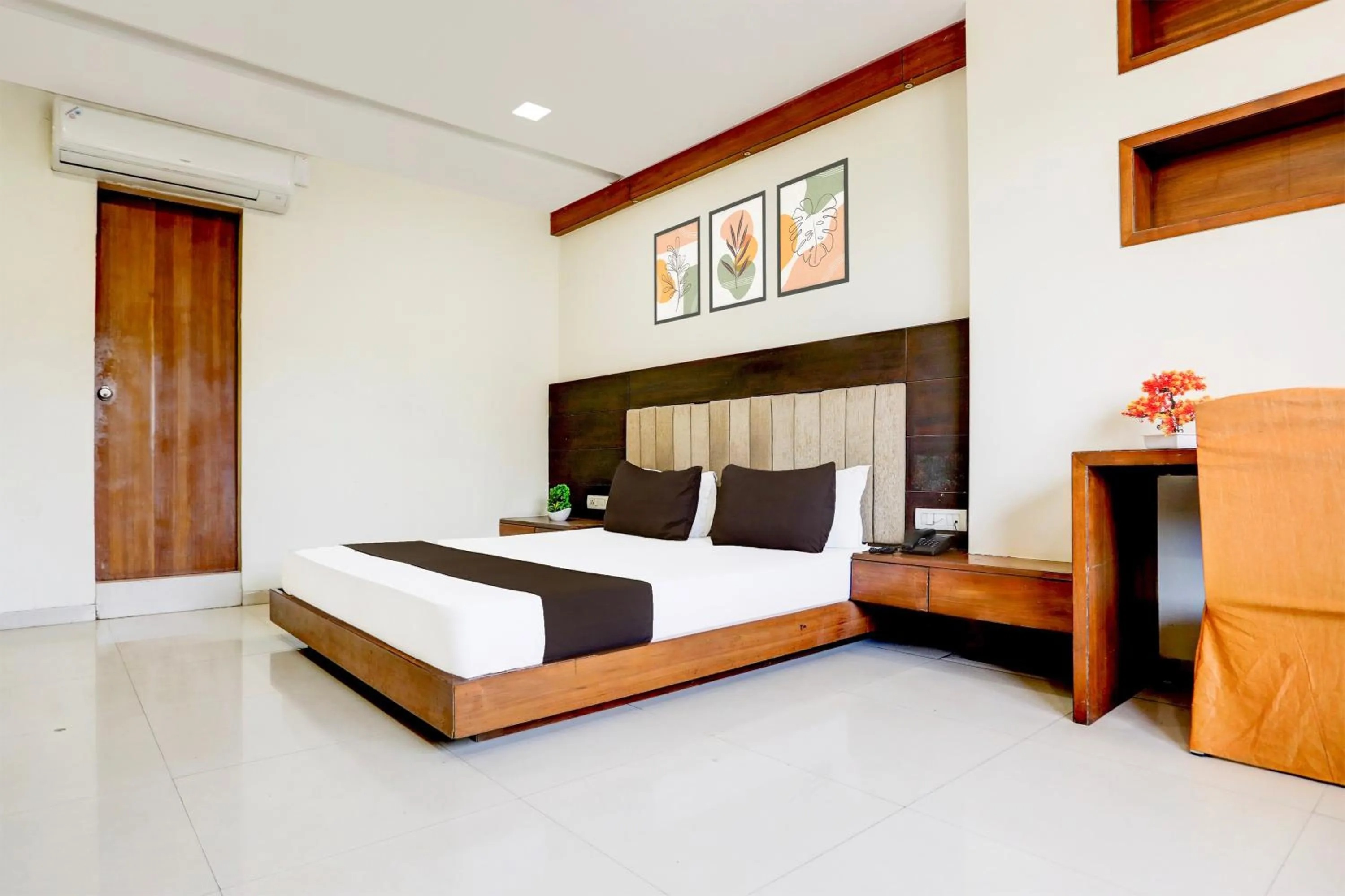 Bedroom, Bed in Super Townhouse Prahladnagar