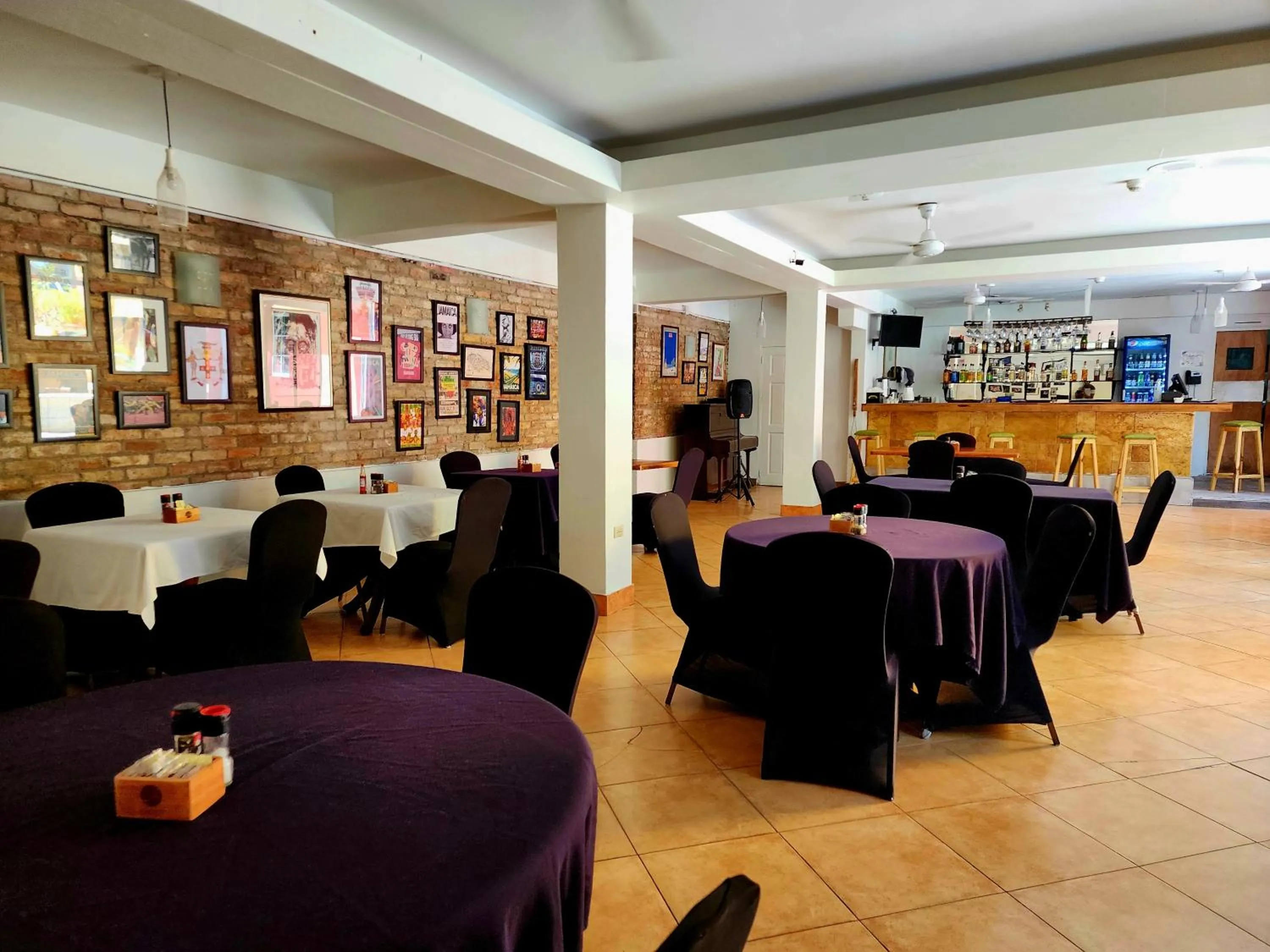 Restaurant/places to eat in Altamont West Hotel