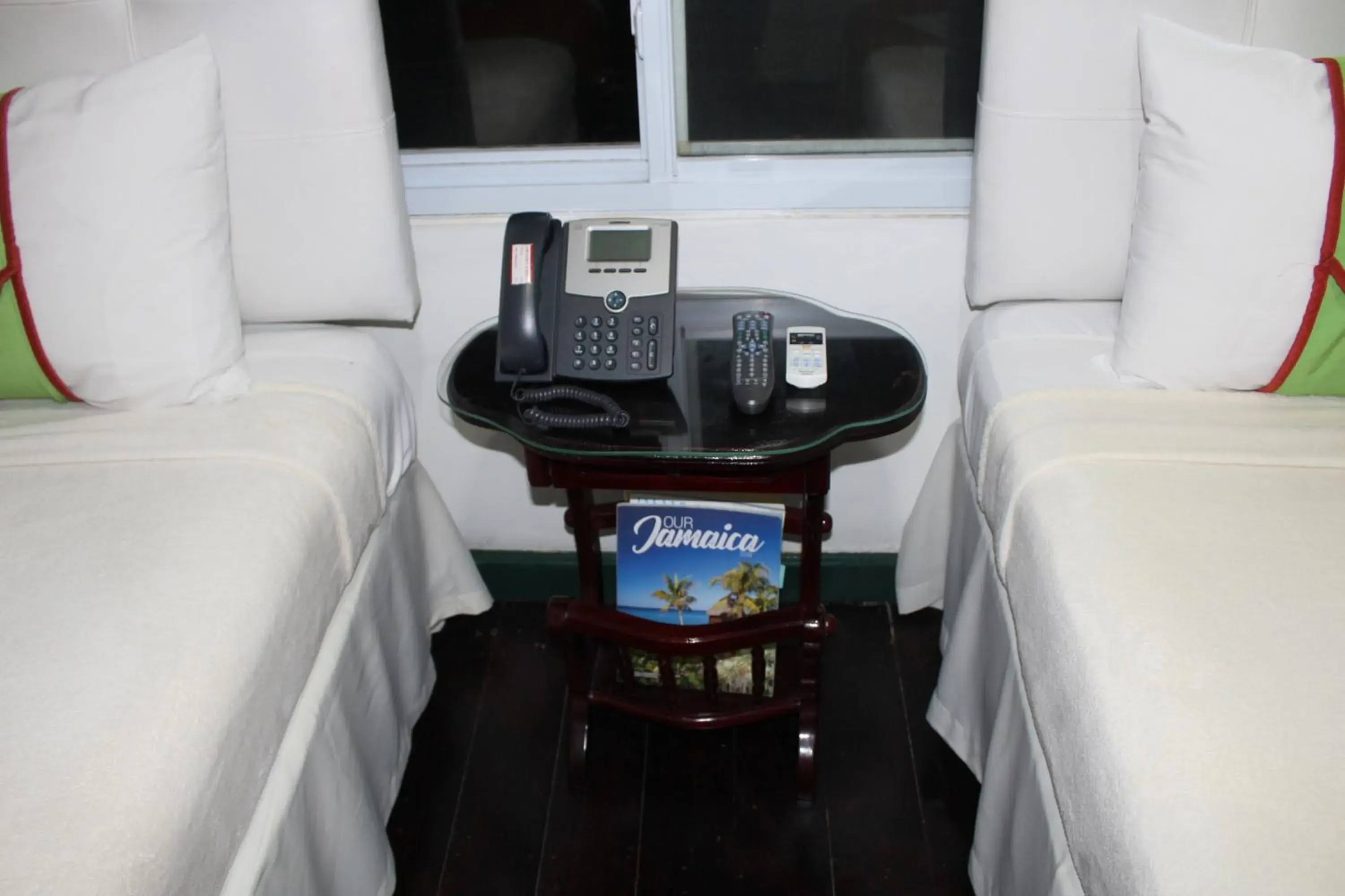 Superior Double Room with Partial Ocean View in Altamont West Hotel Superior Double Room with Partial Ocean View in Altamont West Hotel