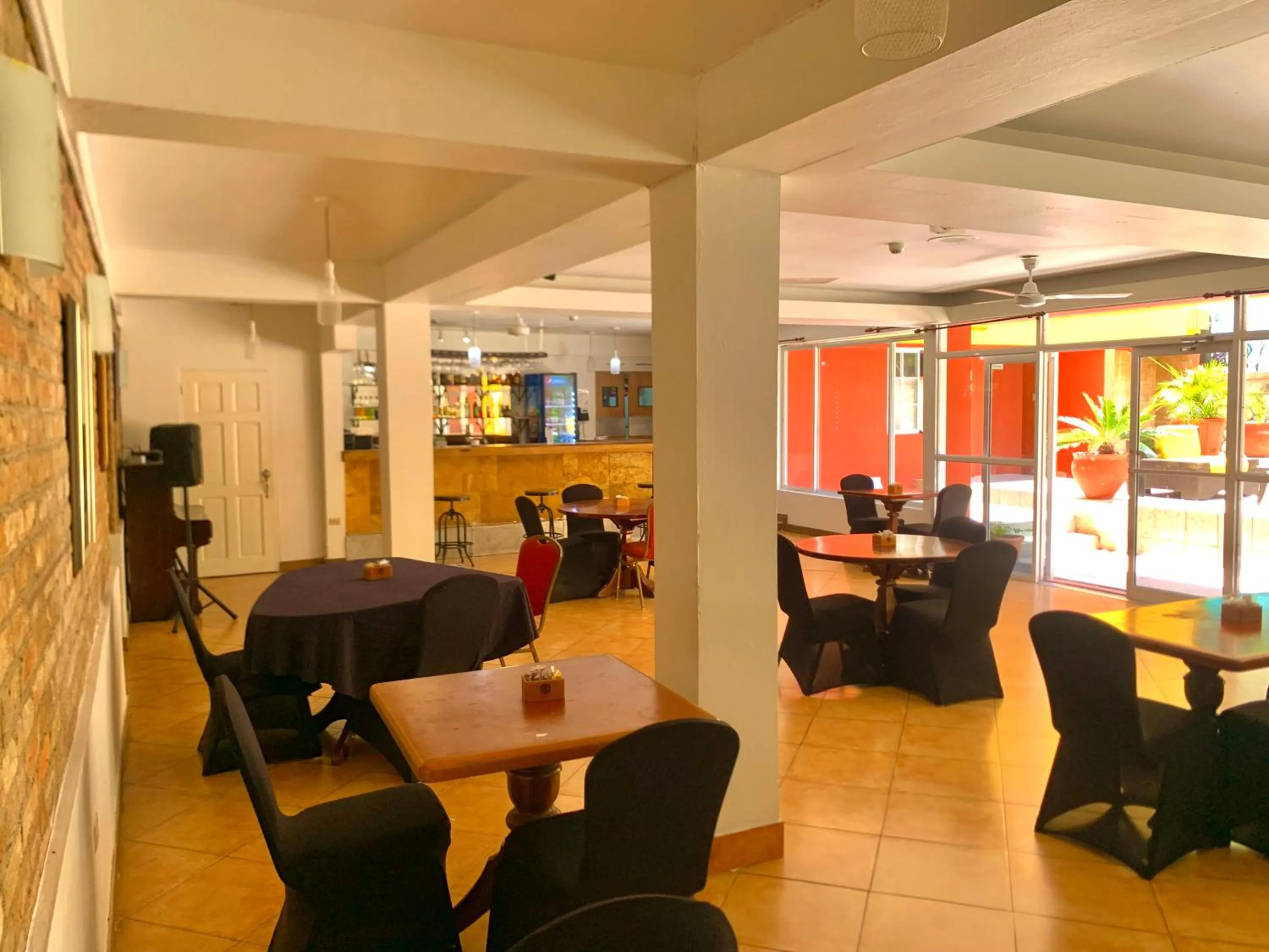 Restaurant/places to eat in Altamont West Hotel