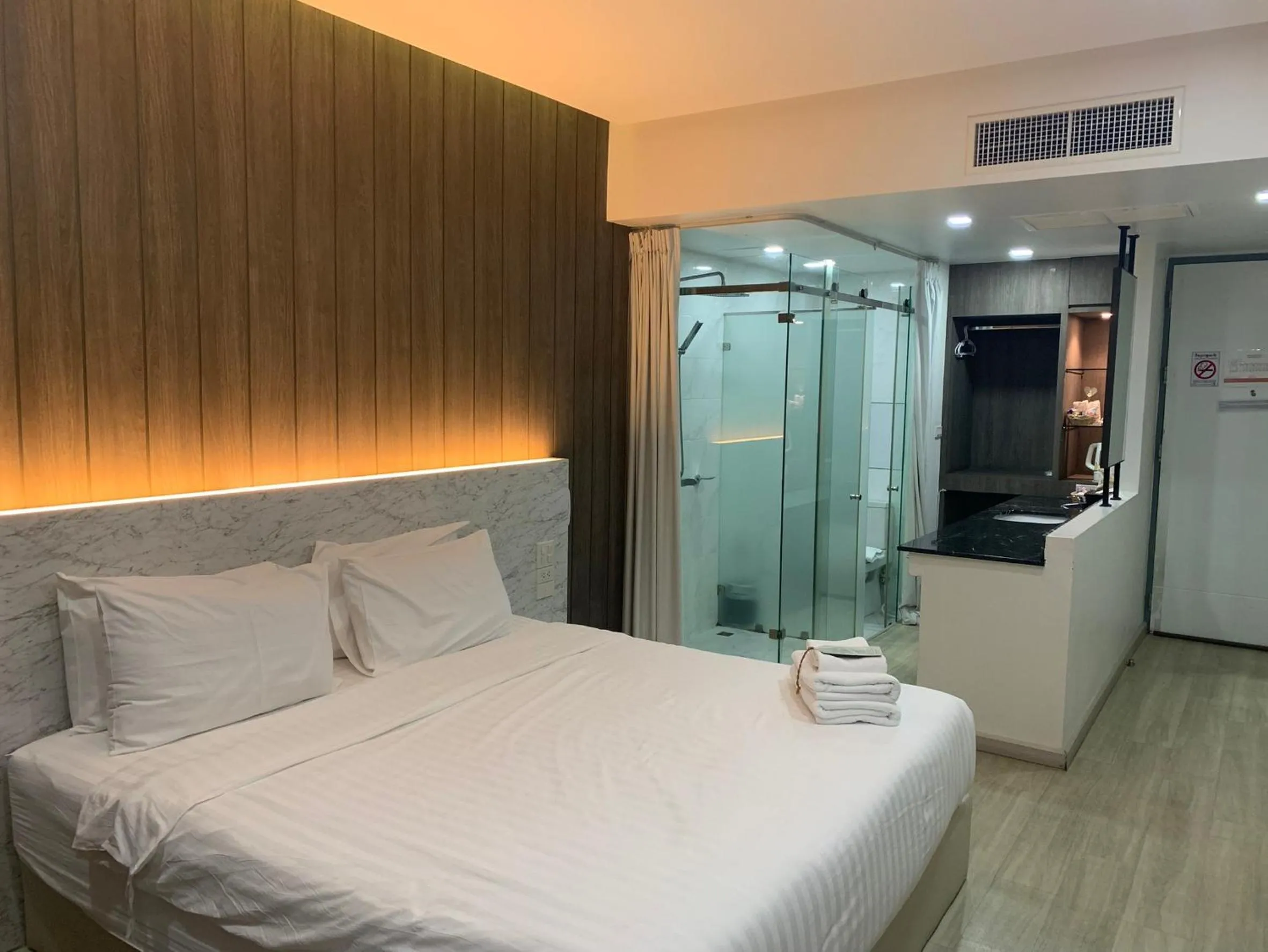 Photo of the whole room, Bed in Phurinda Residence