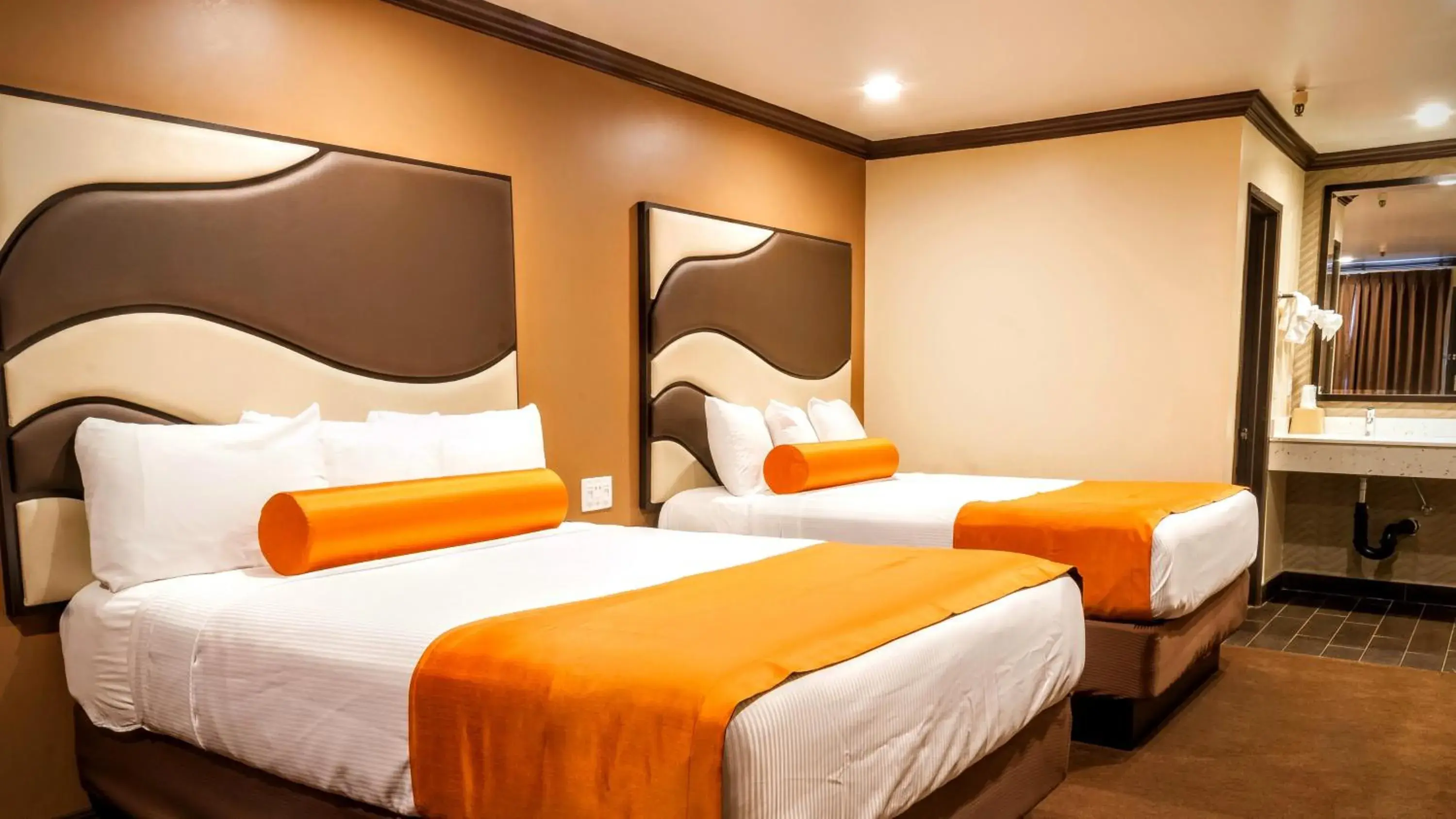 Queen Room with Two Queen Beds in Redondo Pier Inn Queen Room with Two Queen Beds in Redondo Pier Inn