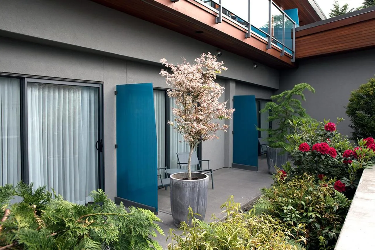 Patio in Qualicum Beach Inn