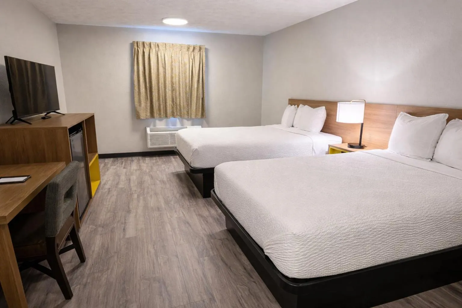 Communal lounge/ TV room, Bed in Days Inn by Wyndham Amherst