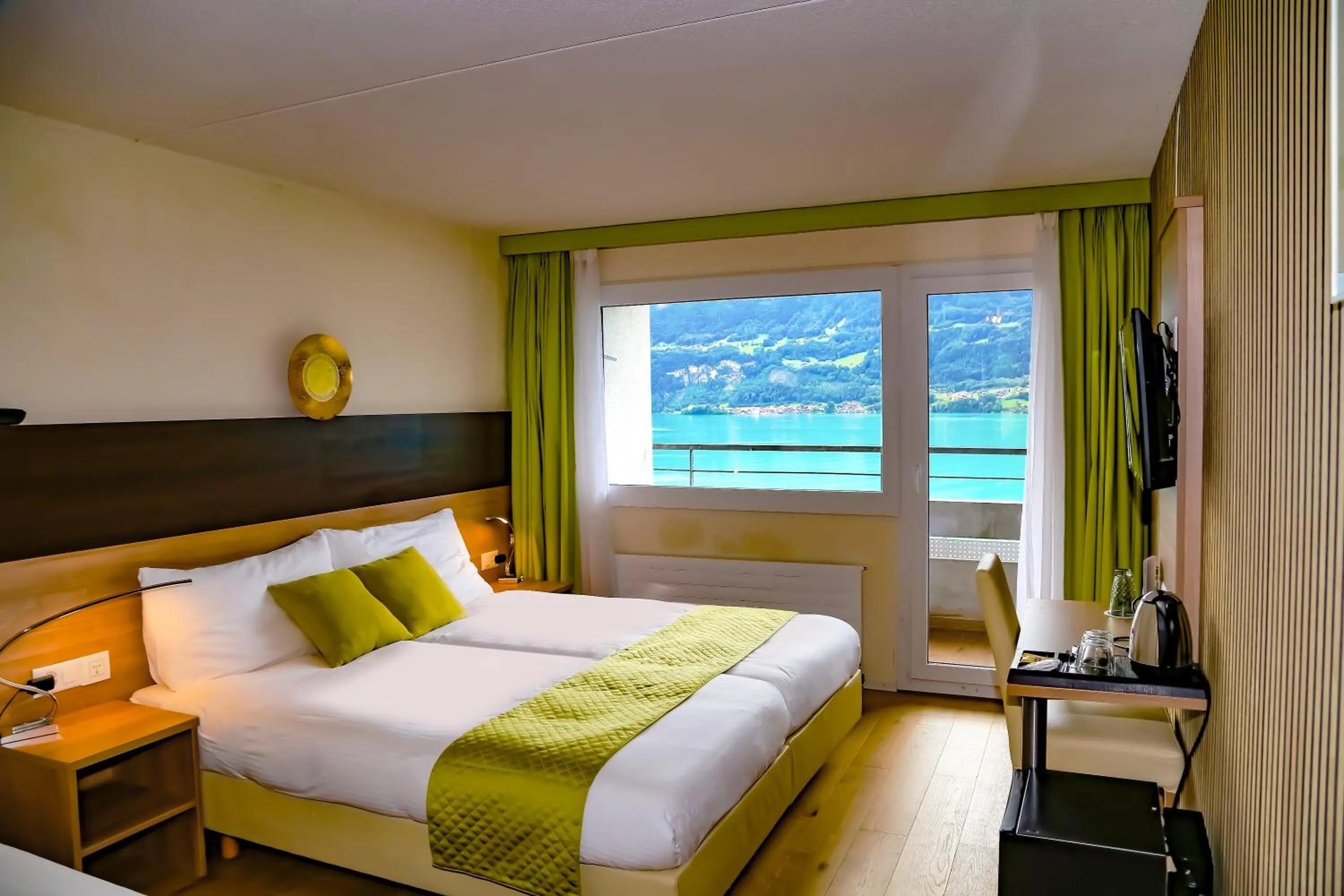 TV and multimedia, Bed in Hotel Lakeview bei Interlaken