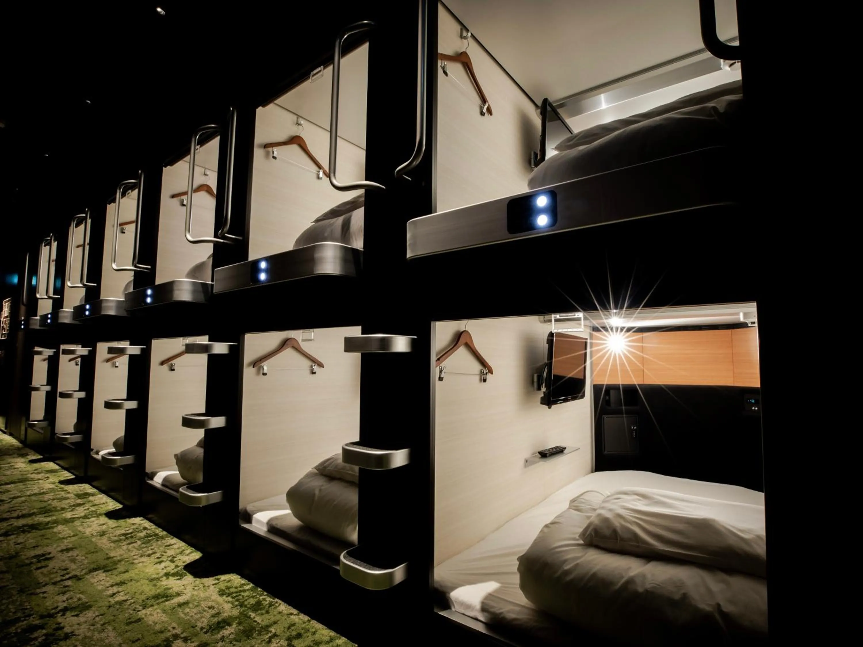 Photo of the whole room, Bed in Glansit Kyoto Kawaramachi