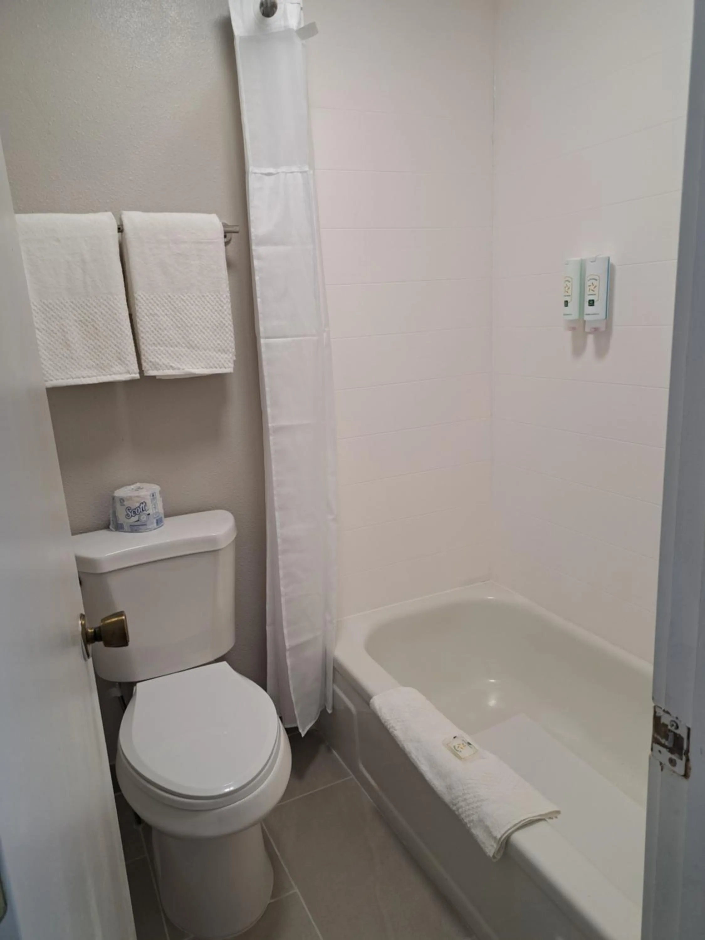 Toilet in Quality Inn