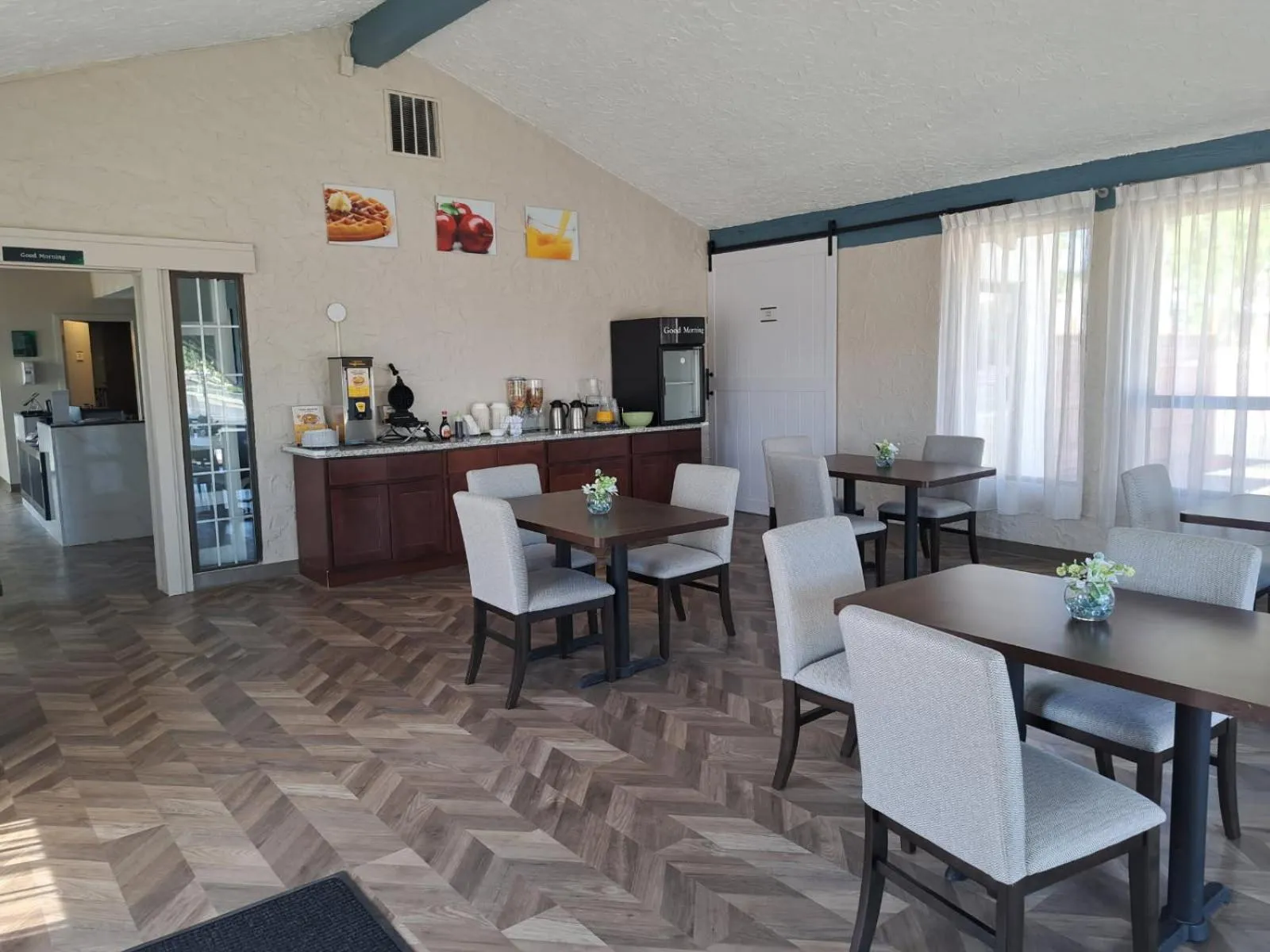 Dining area in Quality Inn