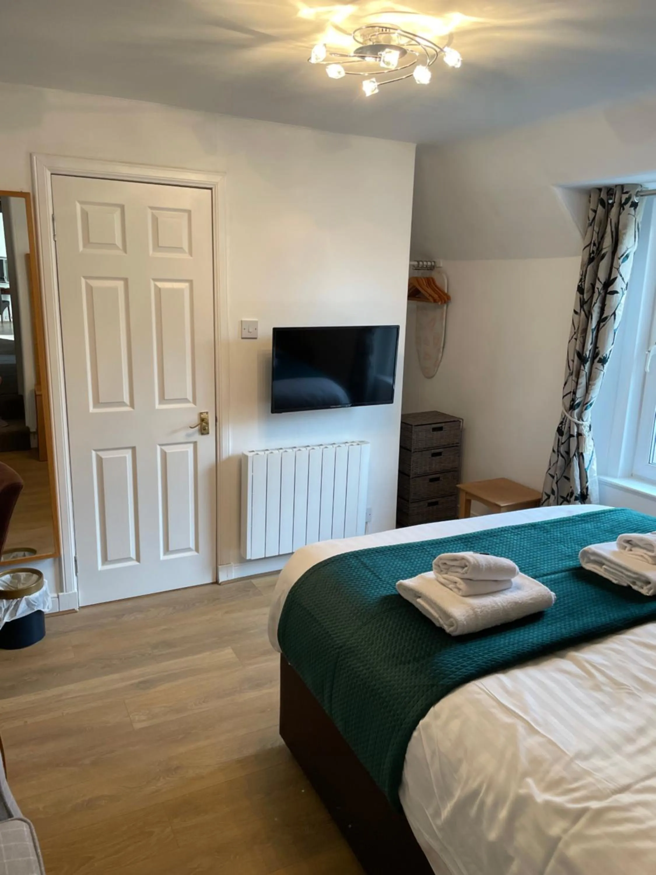 Bed in The Claymore Guest House