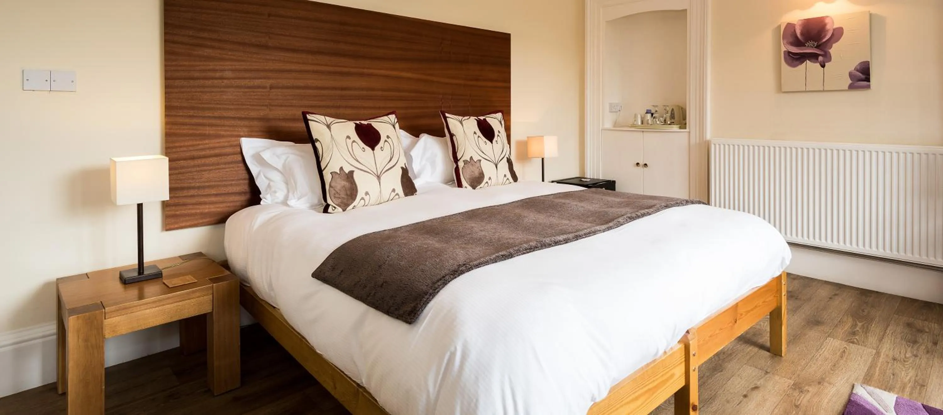 Bed in The Claymore Guest House