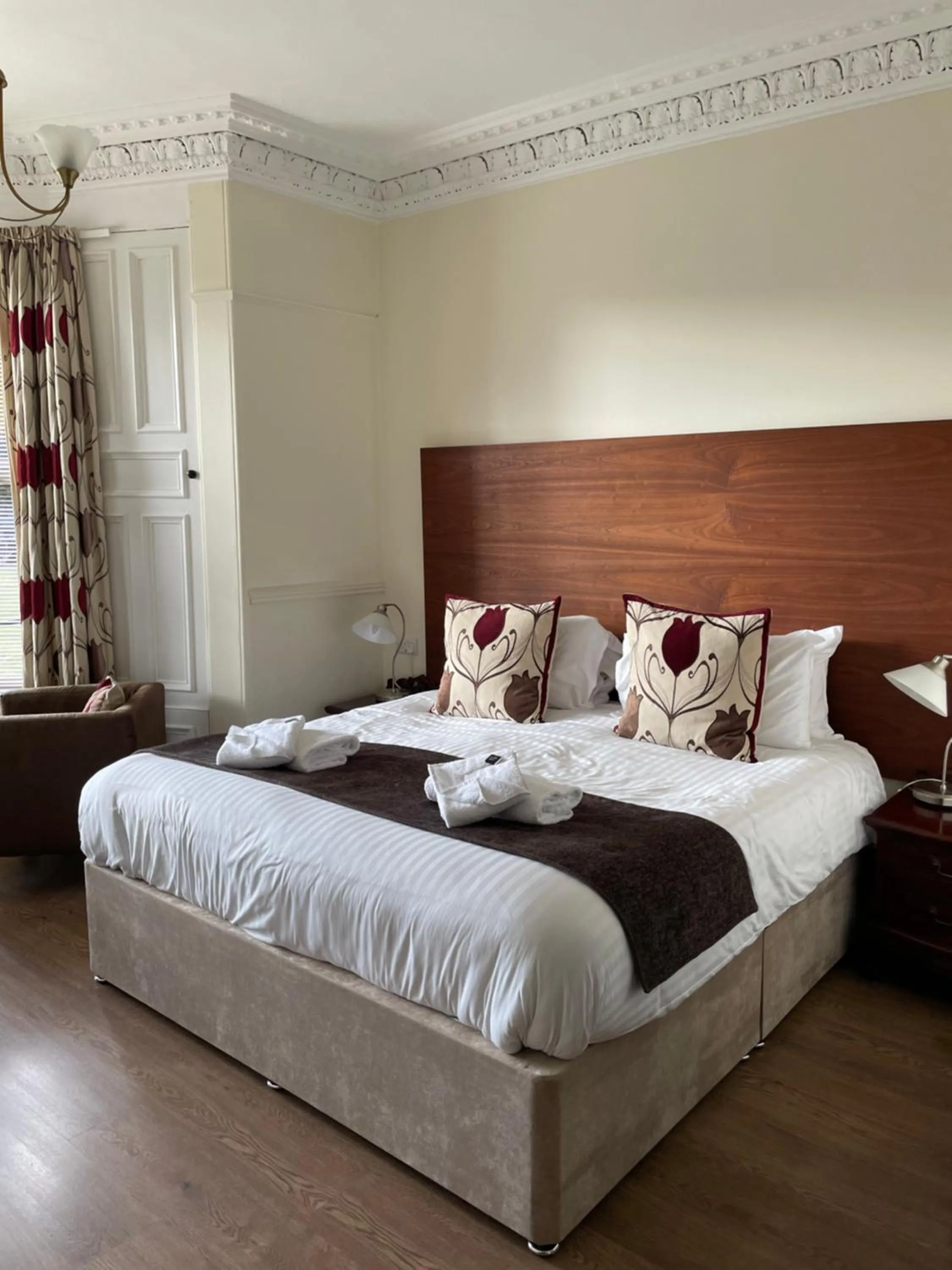 Bed in The Claymore Guest House