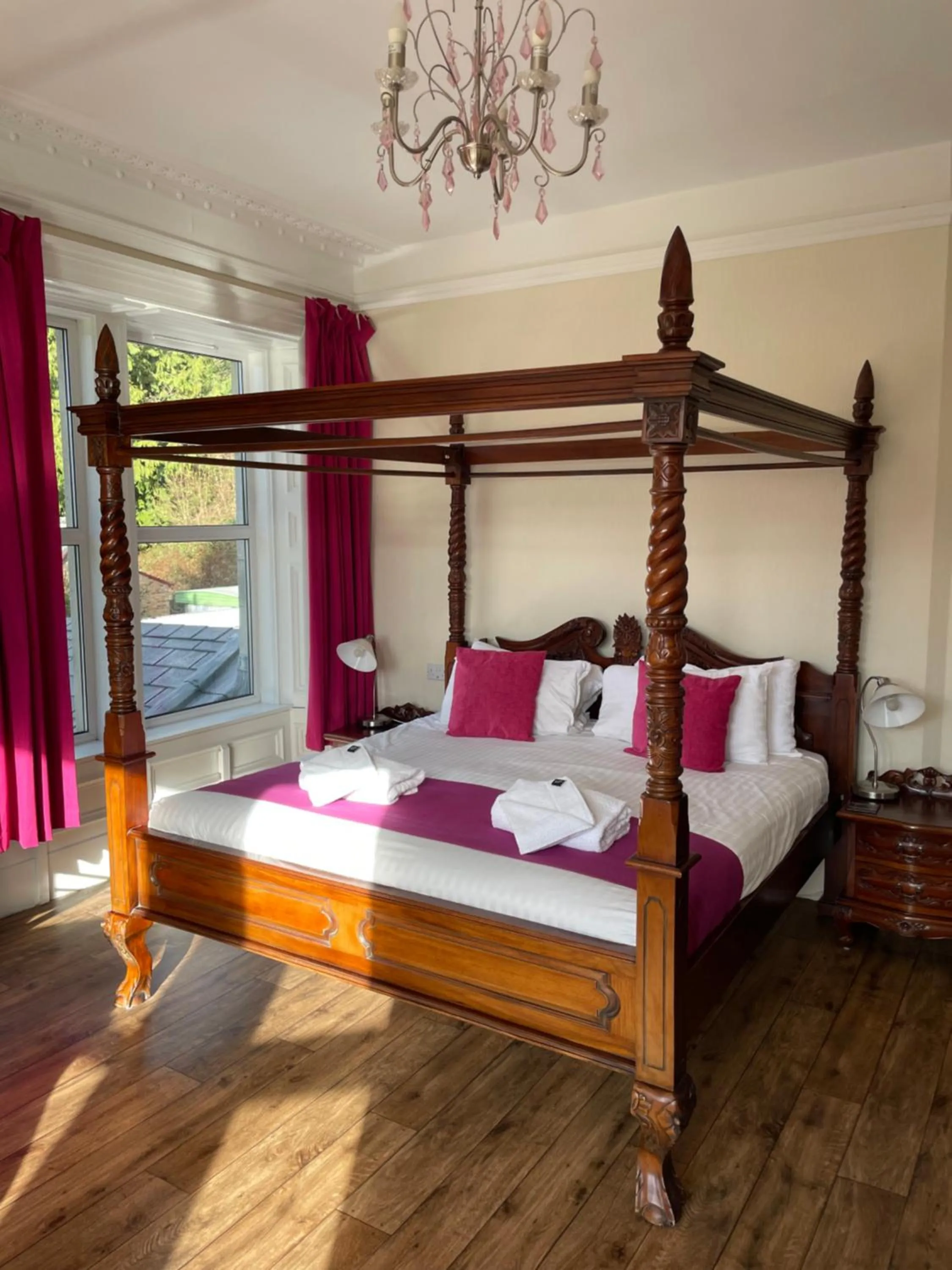 Bed in The Claymore Guest House