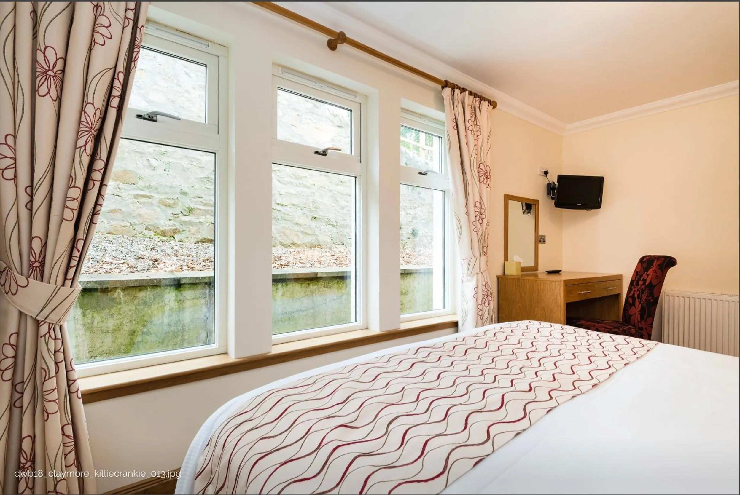 Bed in The Claymore Guest House