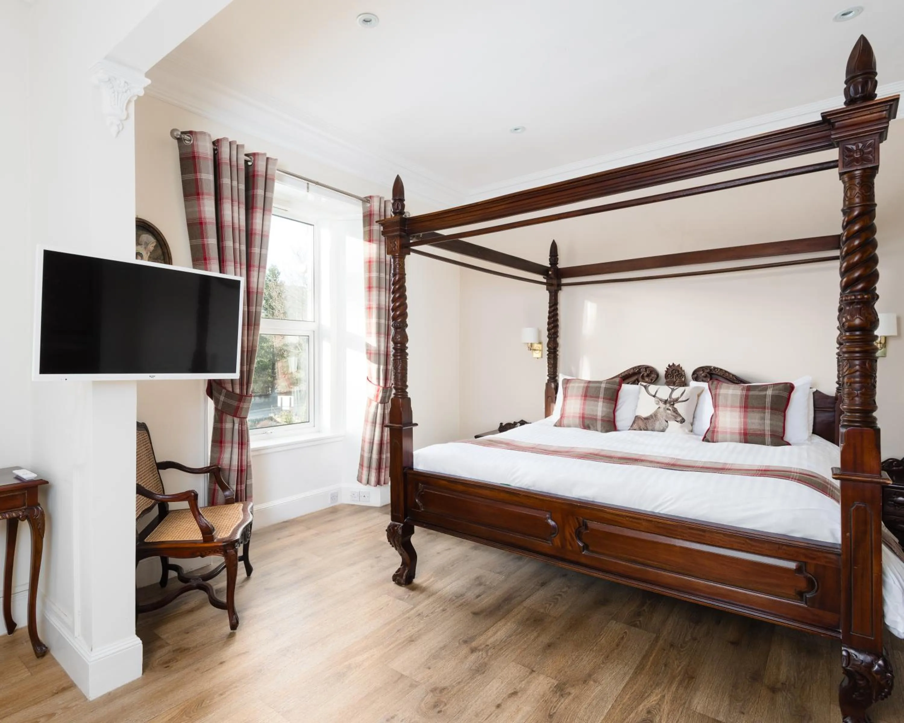 Bed in The Claymore Guest House