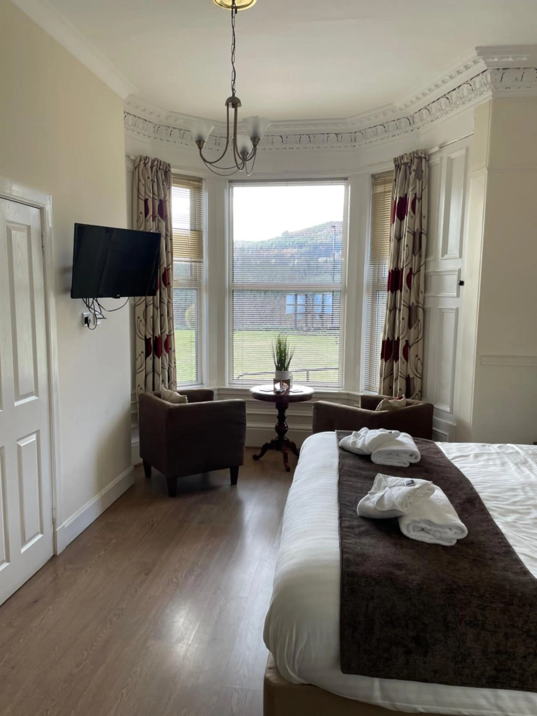 Bed in The Claymore Guest House