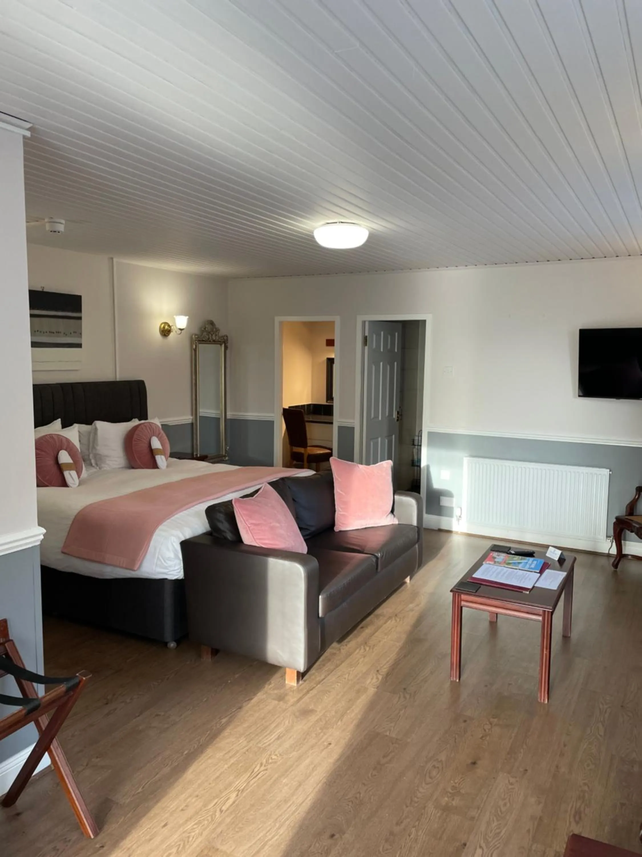 Bed in The Claymore Guest House