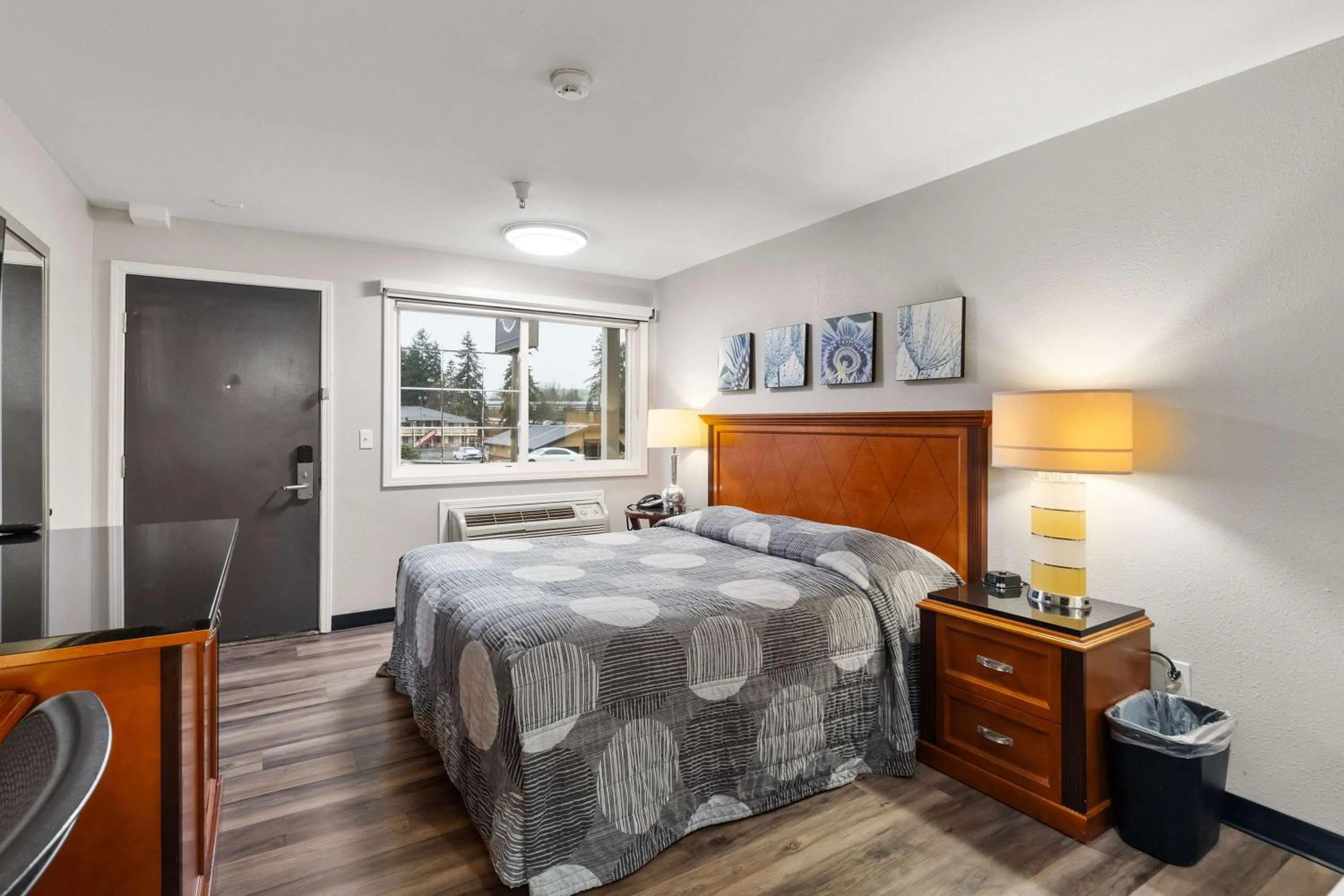 Photo of the whole room, Bed in Basecamp Puyallup a Travelodge by Wyndham