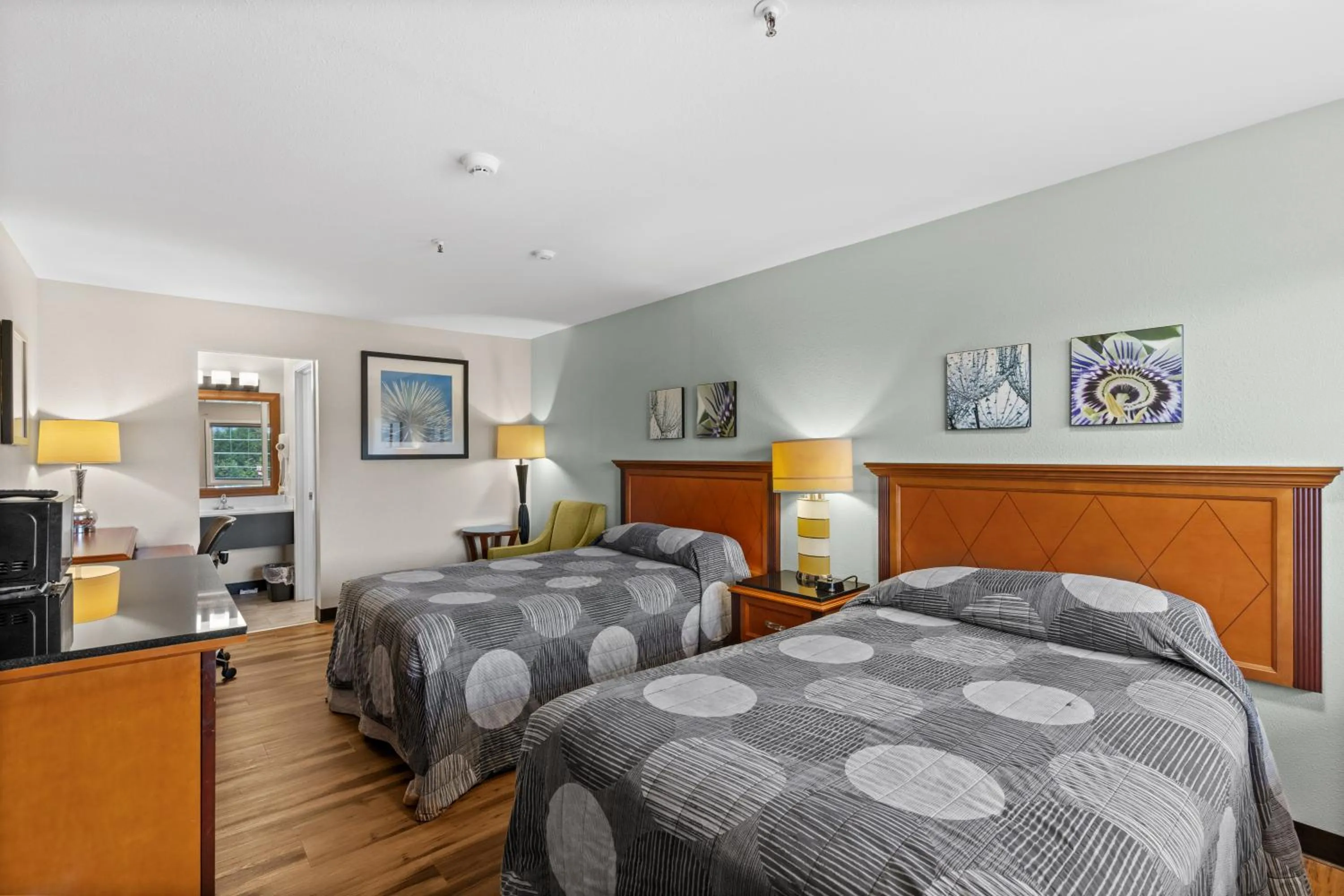 Bedroom, Bed in Basecamp Puyallup a Travelodge by Wyndham