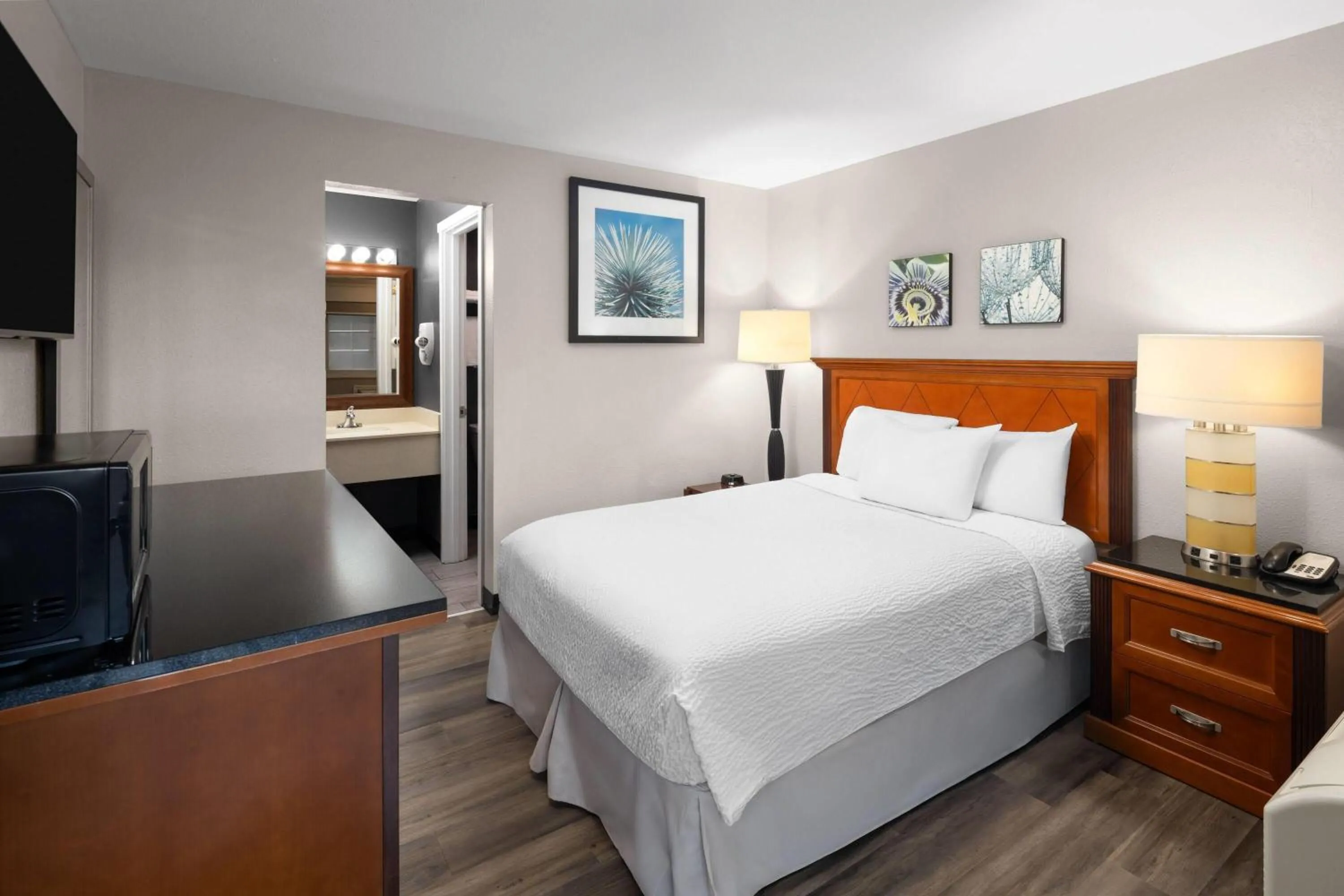 Photo of the whole room, Bed in Basecamp Puyallup a Travelodge by Wyndham