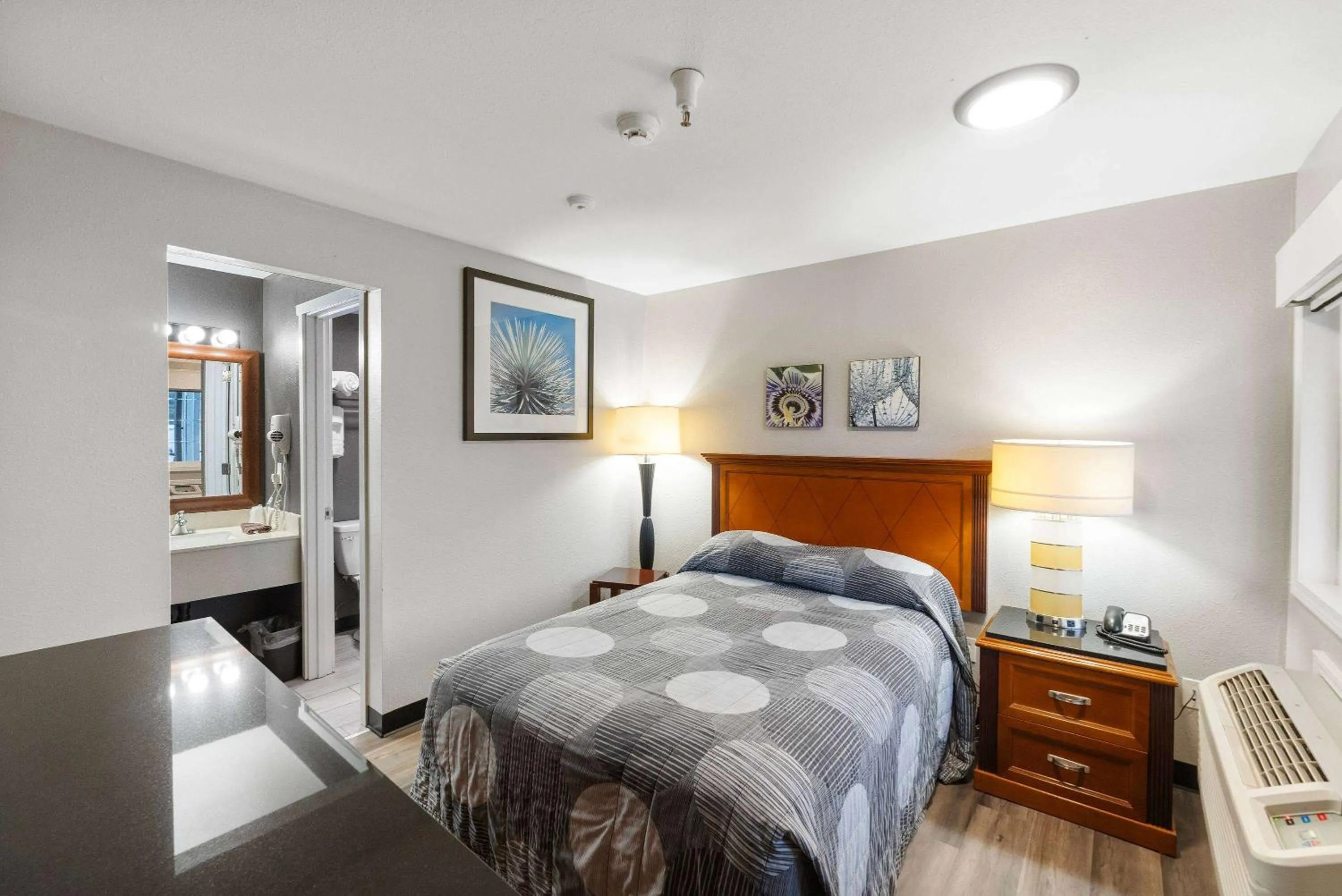 Photo of the whole room, Bed in Basecamp Puyallup a Travelodge by Wyndham