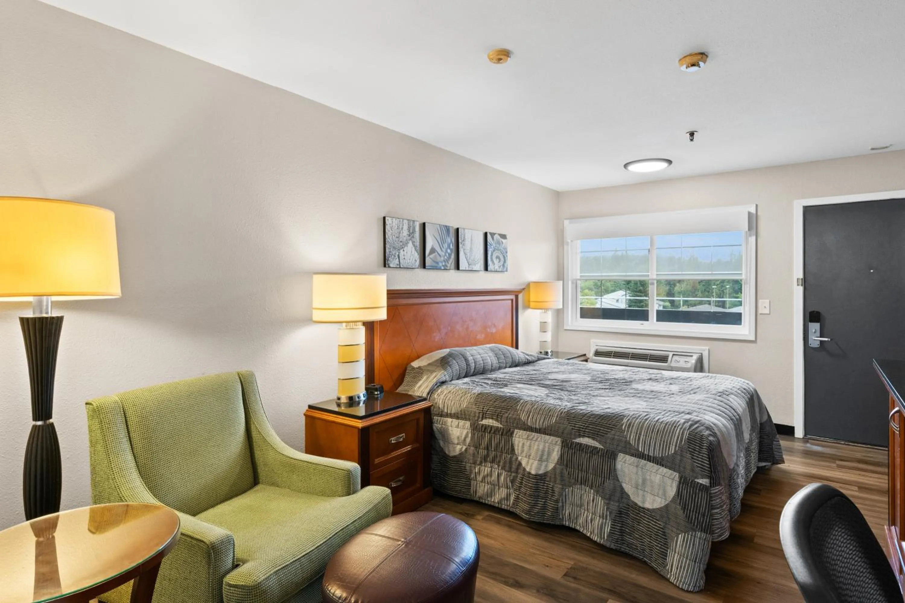 Bedroom, Bed in Basecamp Puyallup a Travelodge by Wyndham