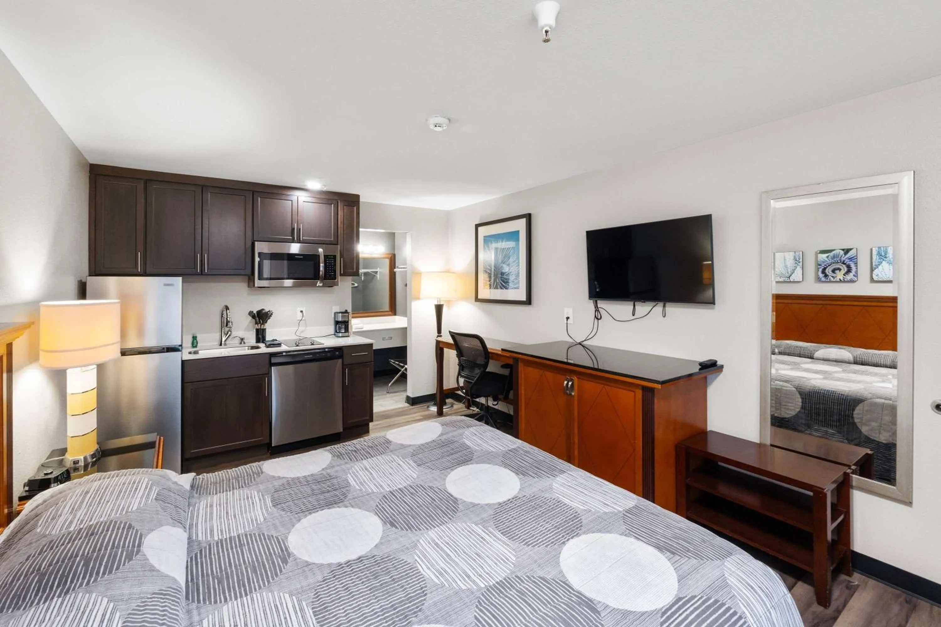 Photo of the whole room, Bed in Basecamp Puyallup a Travelodge by Wyndham