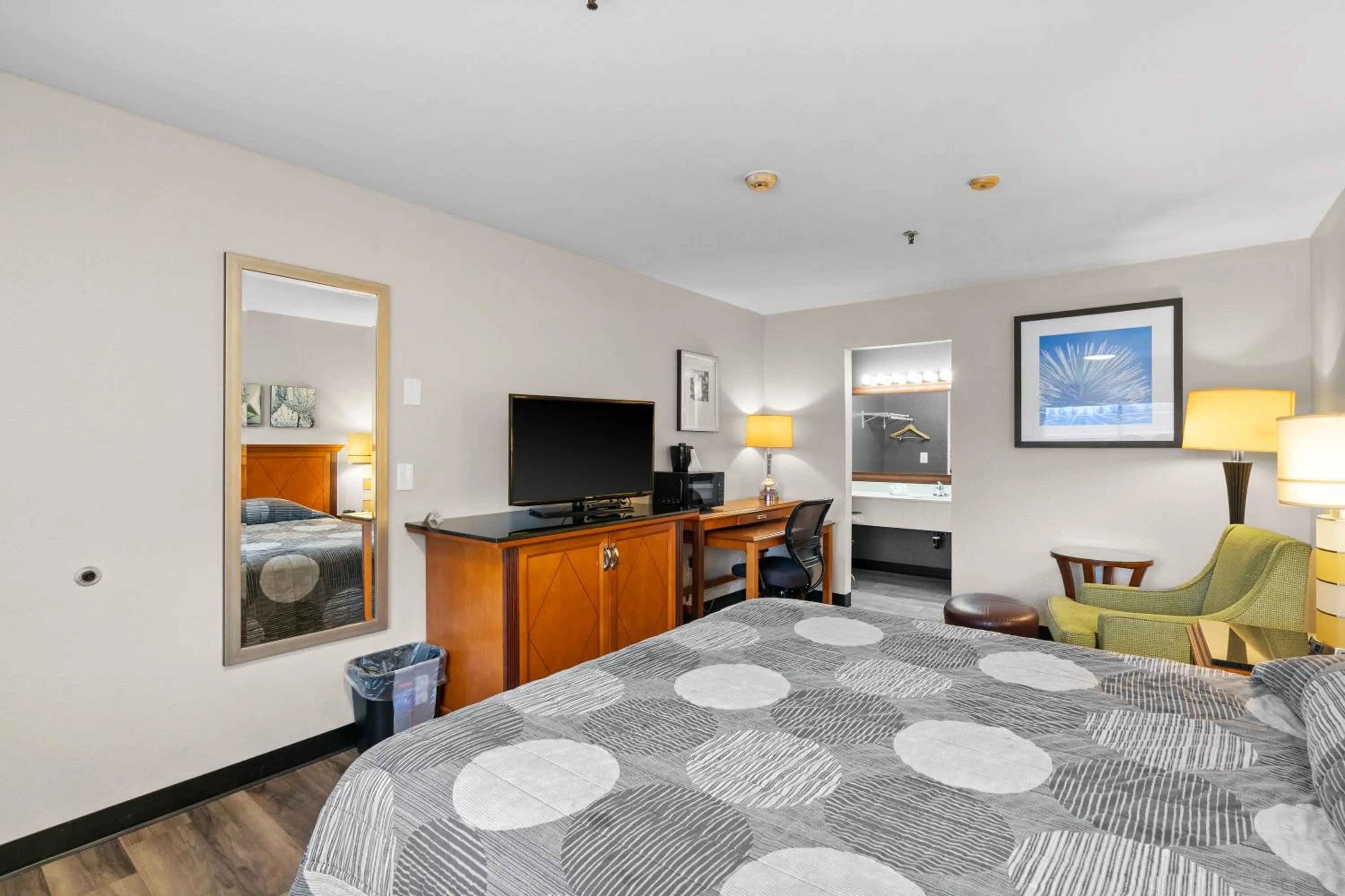 Bedroom, Bed in Basecamp Puyallup a Travelodge by Wyndham