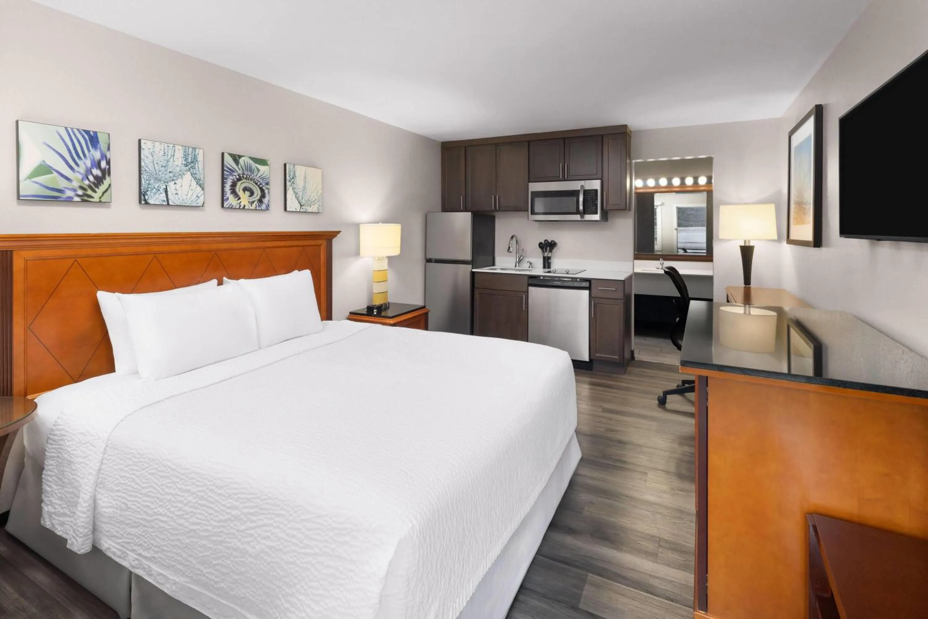 Photo of the whole room, Bed in Basecamp Puyallup a Travelodge by Wyndham