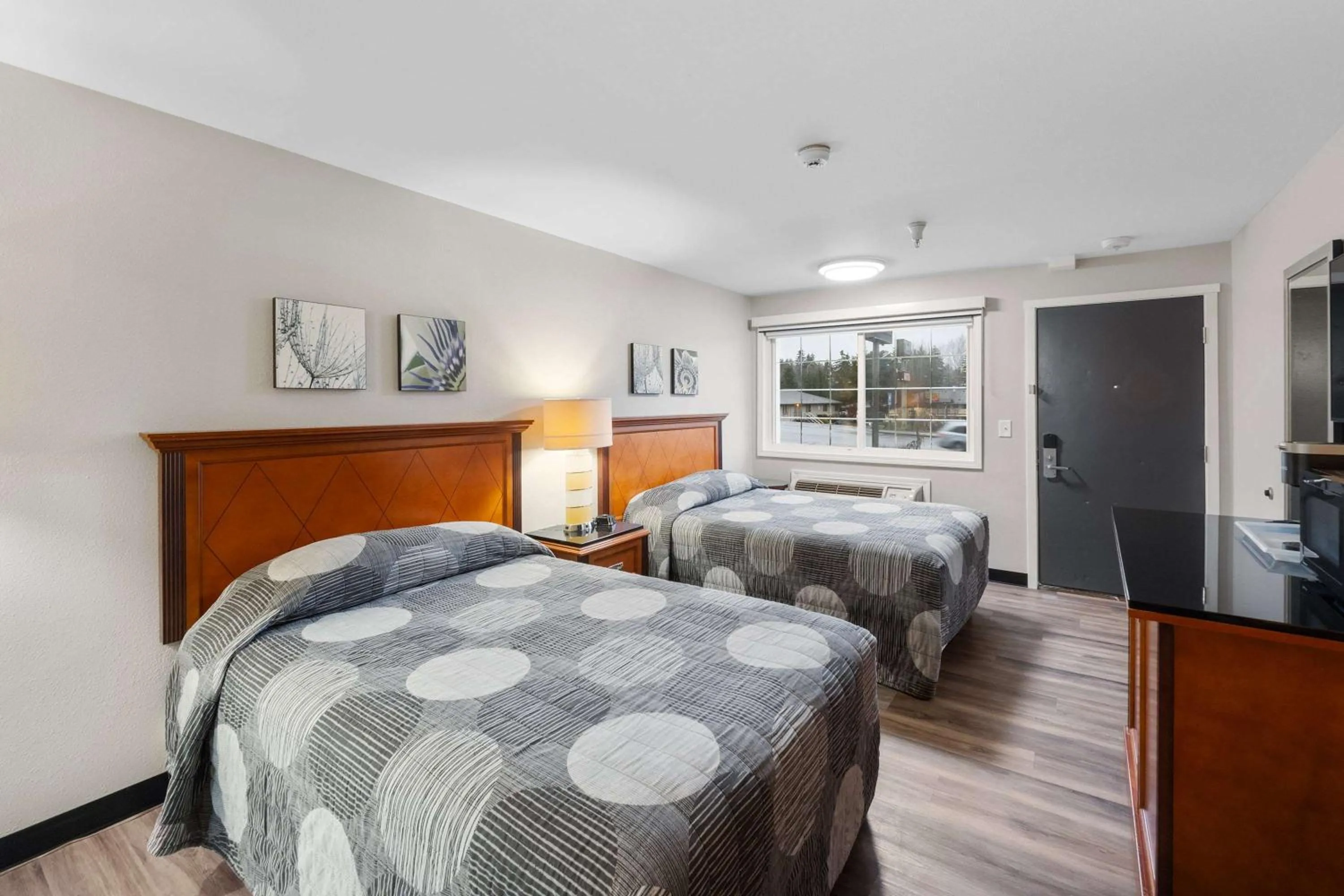 Photo of the whole room, Bed in Basecamp Puyallup a Travelodge by Wyndham