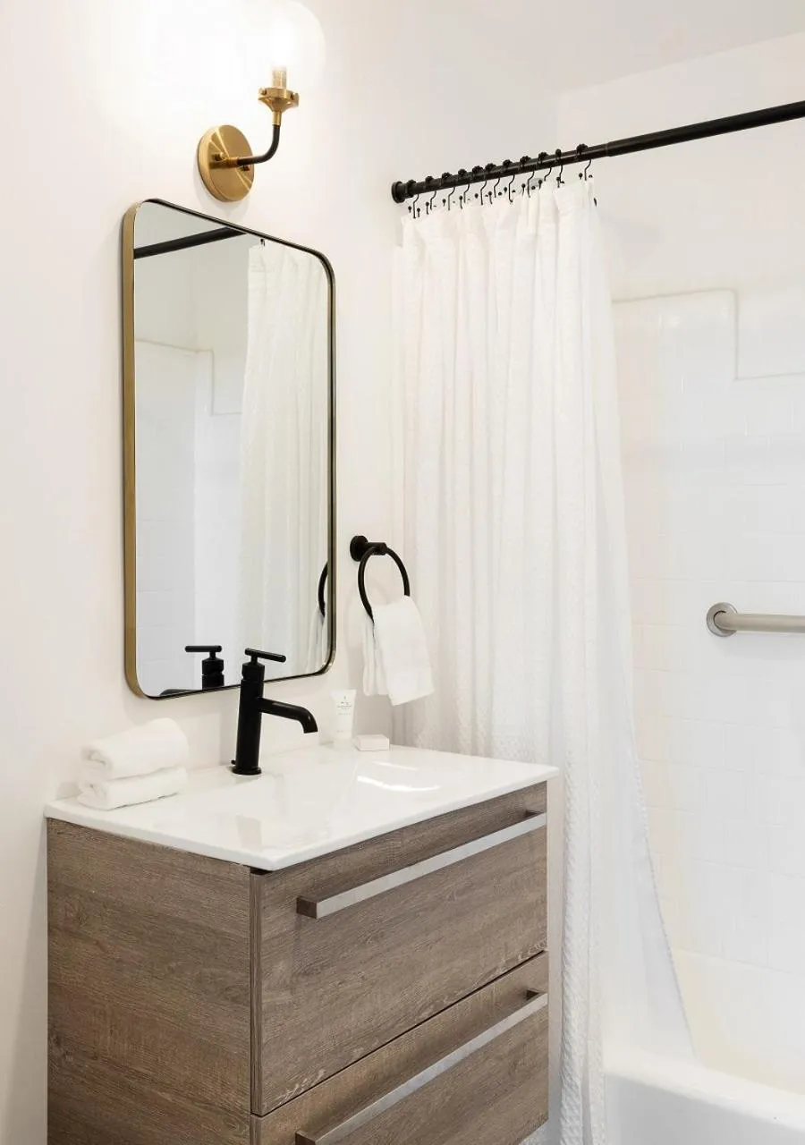 Bathroom in Laguna Beach Lodge