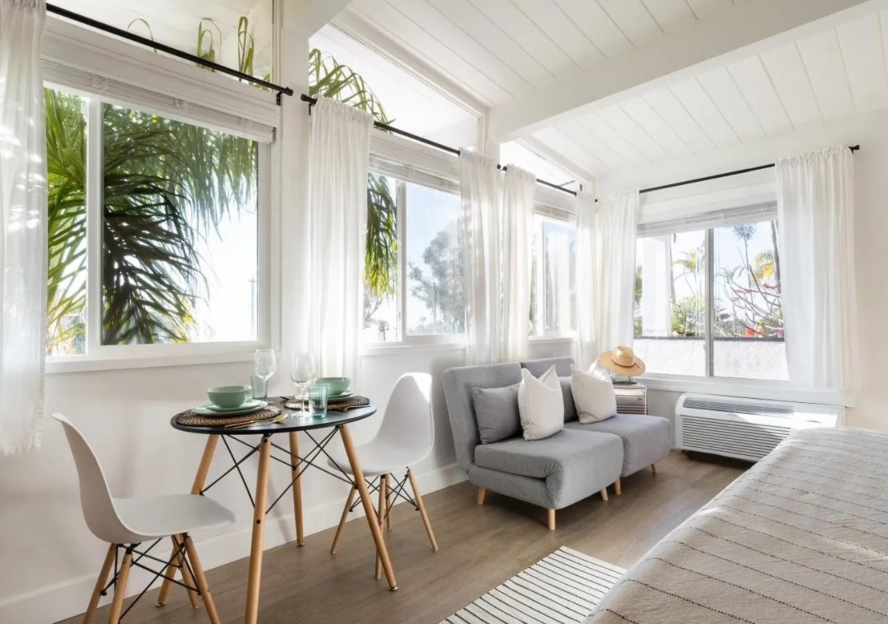 Bedroom, Seating Area in Laguna Beach Lodge