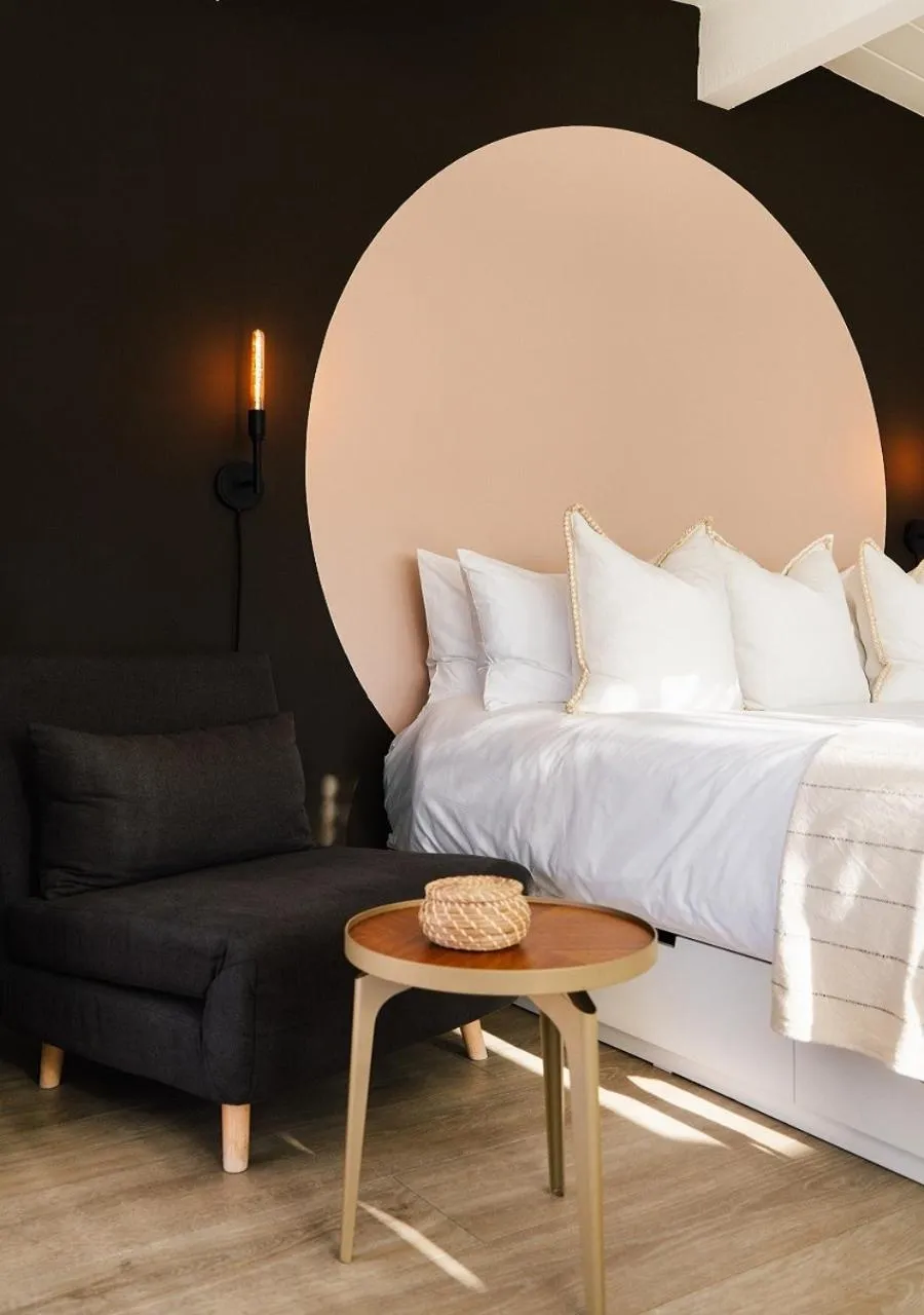 Bed, Seating Area in Laguna Beach Lodge