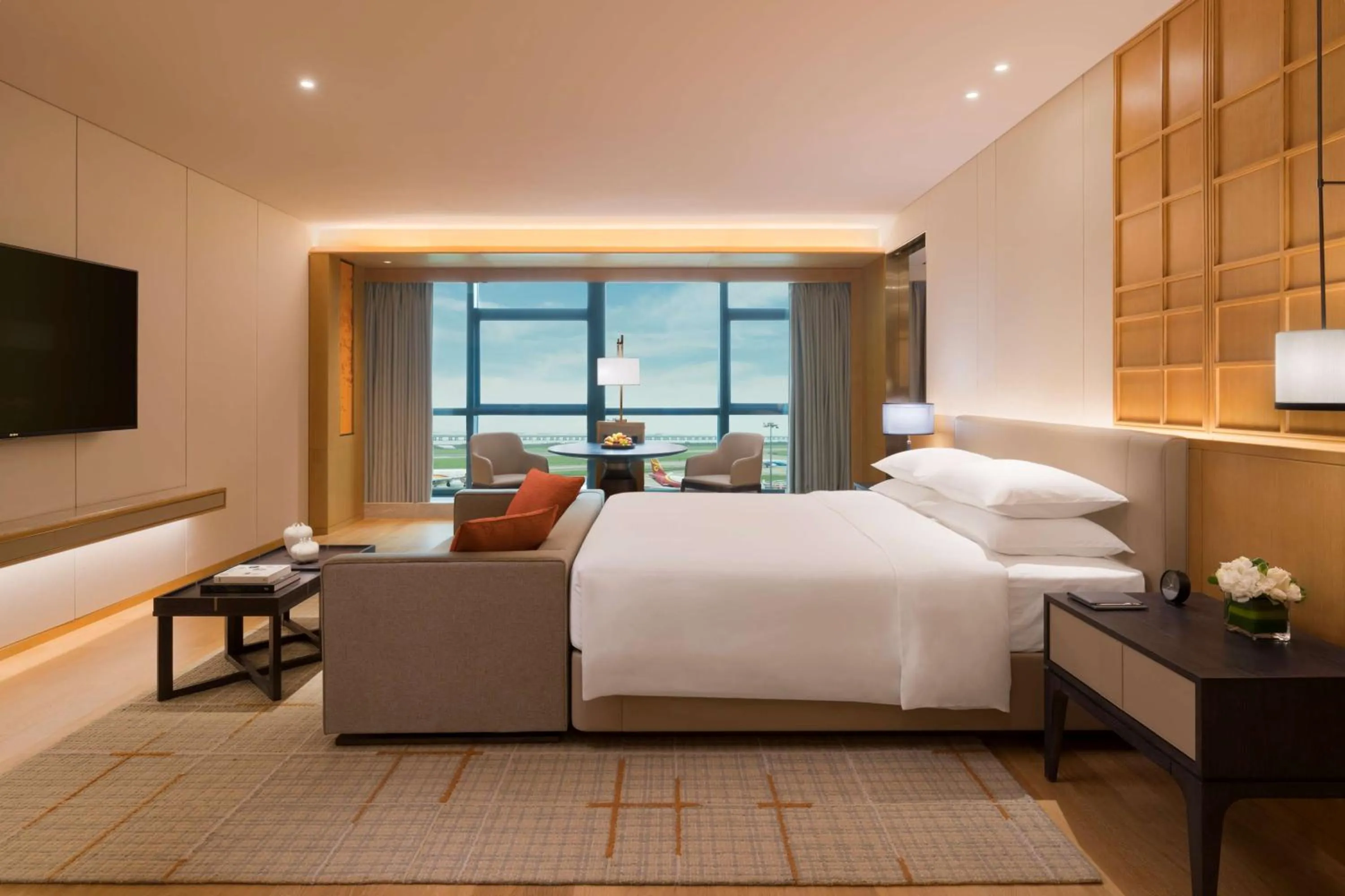 Photo of the whole room, Bed in Hyatt Regency Shenzhen Airport
